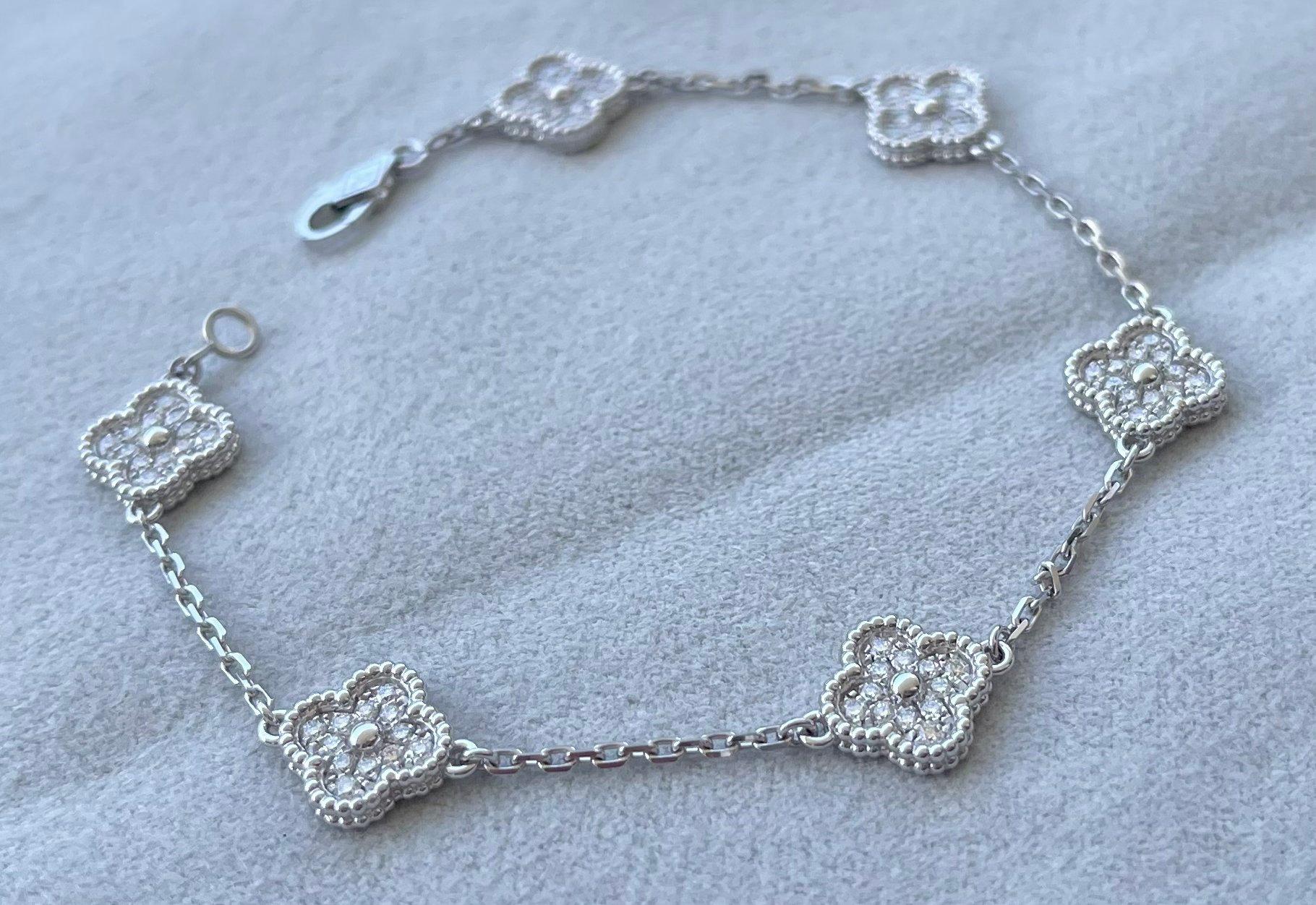 Van Cleef & Arpels Sweet Alhambra Diamond Pave 6 Motive Weißgold-Armband im Angebot 1