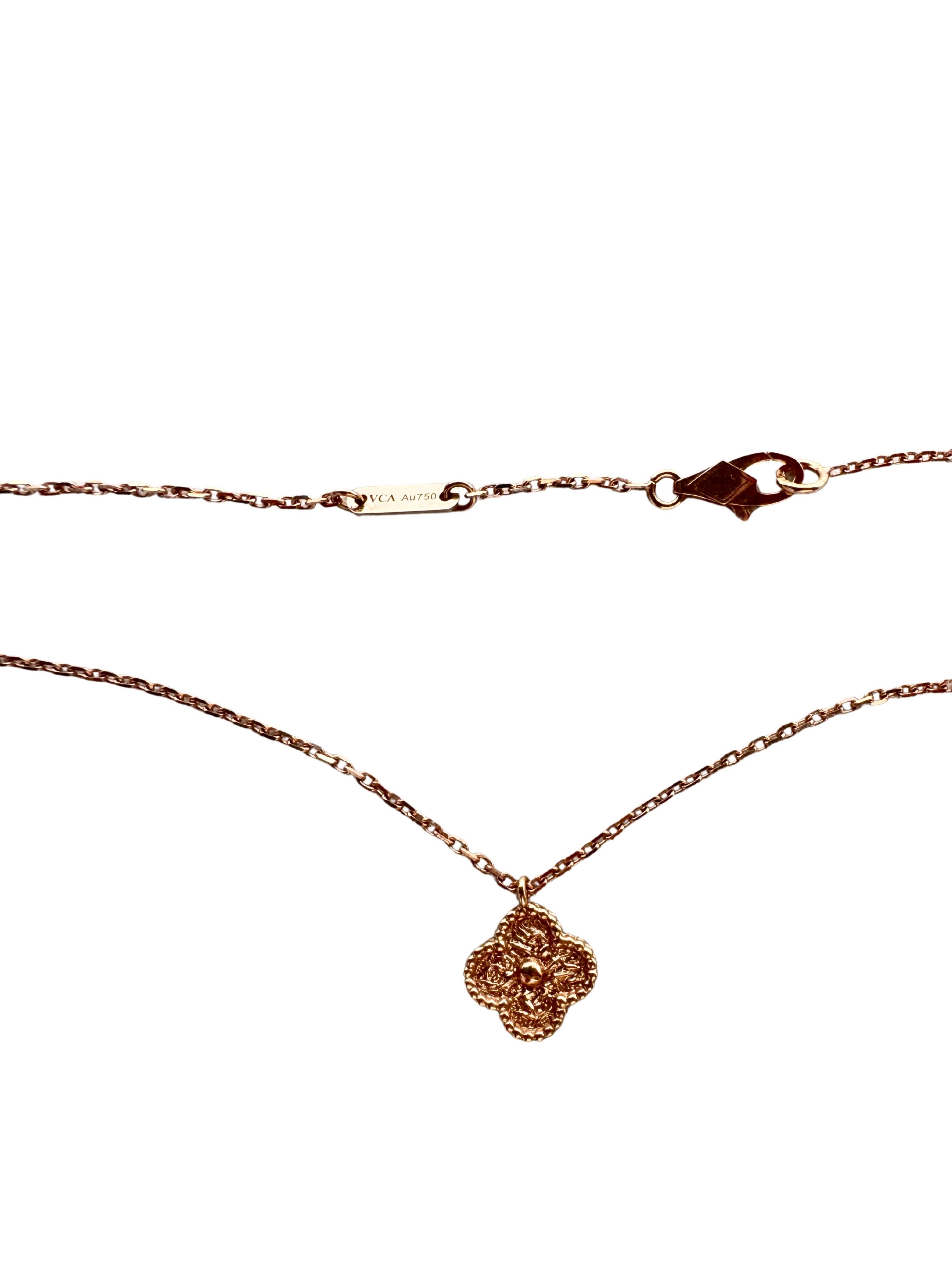 Or rose 18K AU 750
Très beau pendentif à motif martelé en or rose écrasé avec une belle sensation de beurre, de polissage et de brillance. Veuillez examiner toutes les photos et la vidéo pour vous rendre compte de l'aspect de l'objet.
3.13 Poids