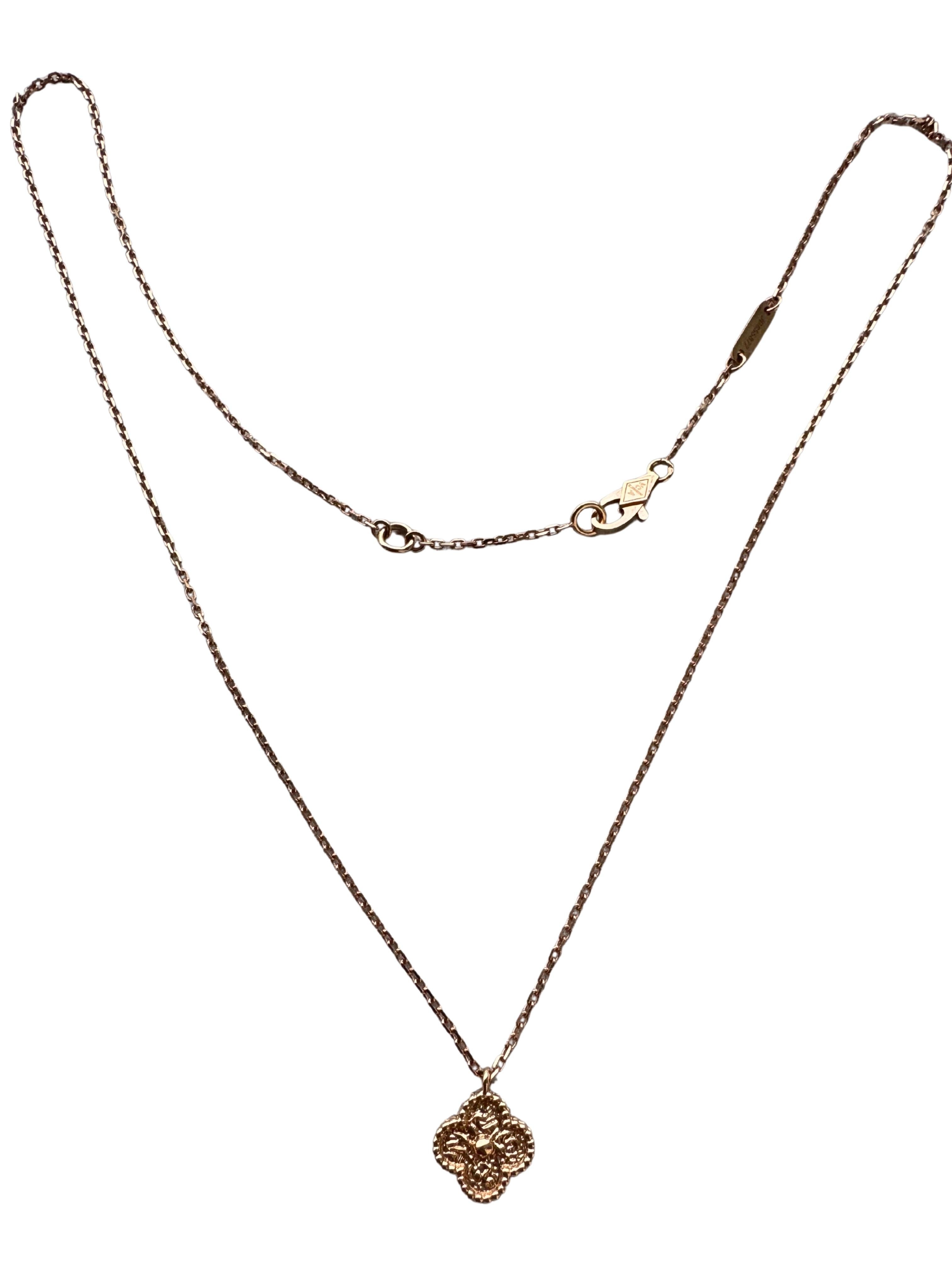 Moderne Van Cleef & Arpels Collier pendentif en or rose à motif 1 martelé Sweet Alhambra en vente
