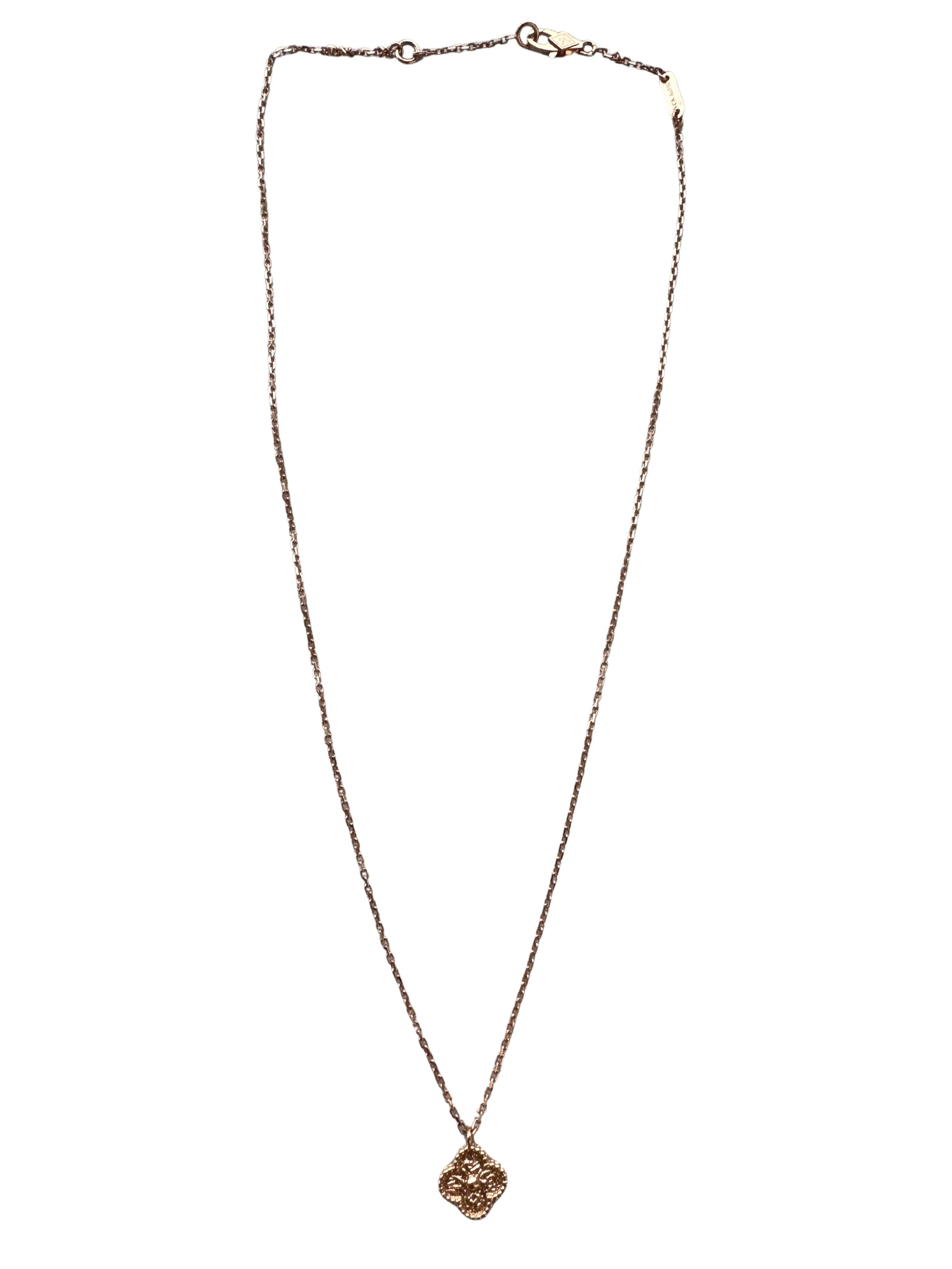 Taille brillant Van Cleef & Arpels Collier pendentif en or rose à motif 1 martelé Sweet Alhambra en vente
