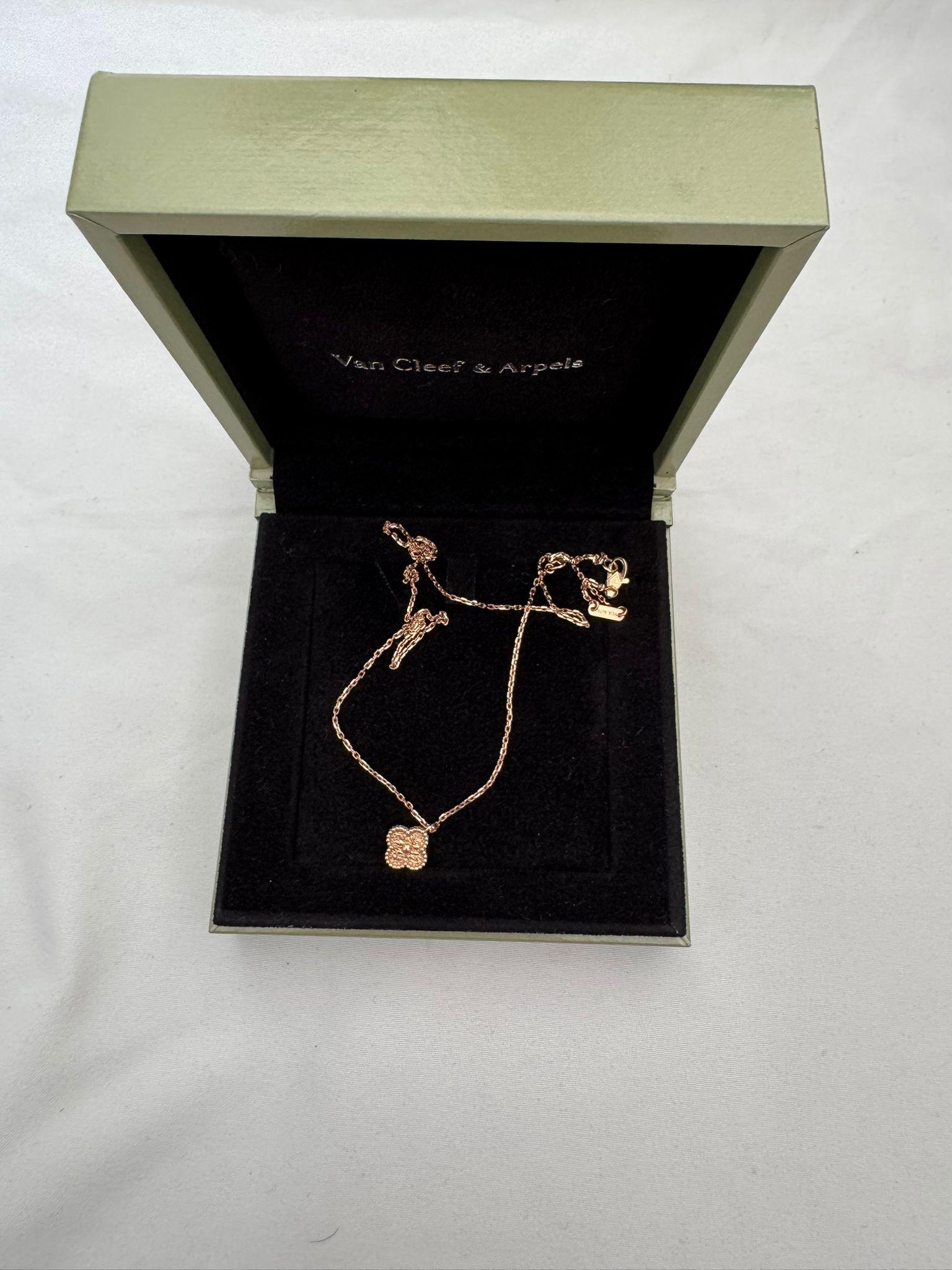 Collana con ciondolo in oro rosa Van Cleef & Arpels Sweet Alhambra Hammered 1 Motif in vendita 1