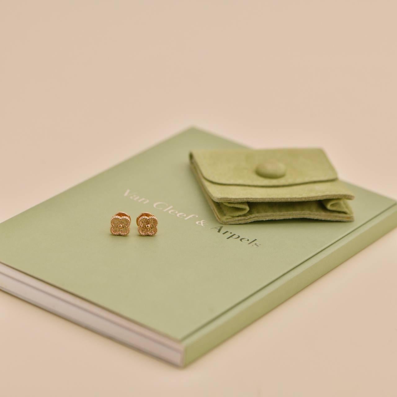 SKU	33301528
Comes With	Full Set (Pouch + Card)
Date	2019
RRP	£2,660 Incl. Taxes / €3,150 Incl. Taxes / $3,000 Excl. Taxes
Model	VCARO8DB00
Serial Number	JA******
Metal	18k Rose Gold
Weight	Approximately2.89 g
Width	Approximately 0.9