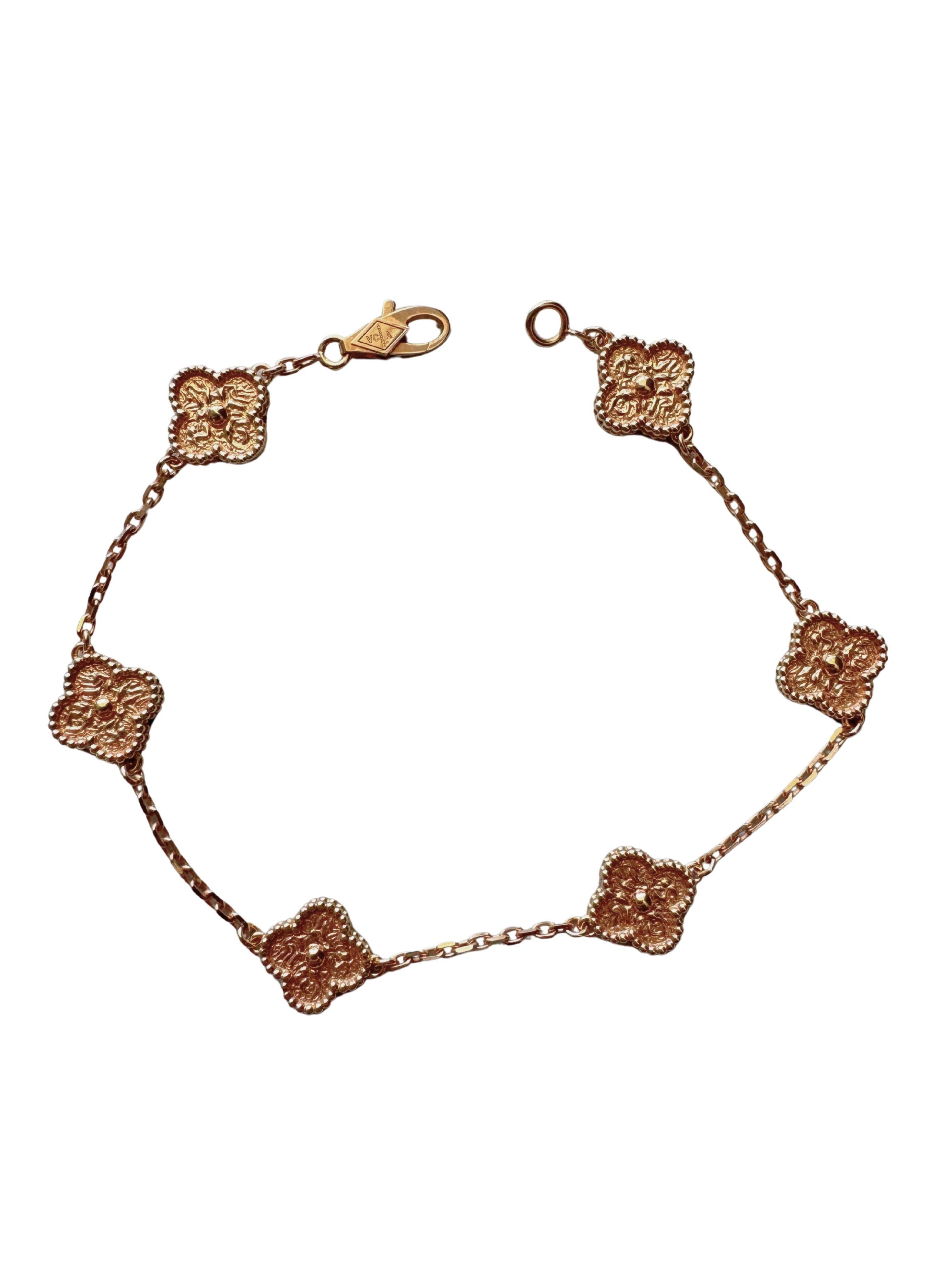 Van Cleef & Arpels Sweet Alhambra Armband aus Roségold mit gehämmerten, zerbrochenen 6 Motiven
18K Rose Gold AU 750
Sehr schönes Armband mit gehämmertem Motiv in Roségold mit butterweichem Griff, Politur und Glanz. Bitte sehen Sie sich alle Fotos