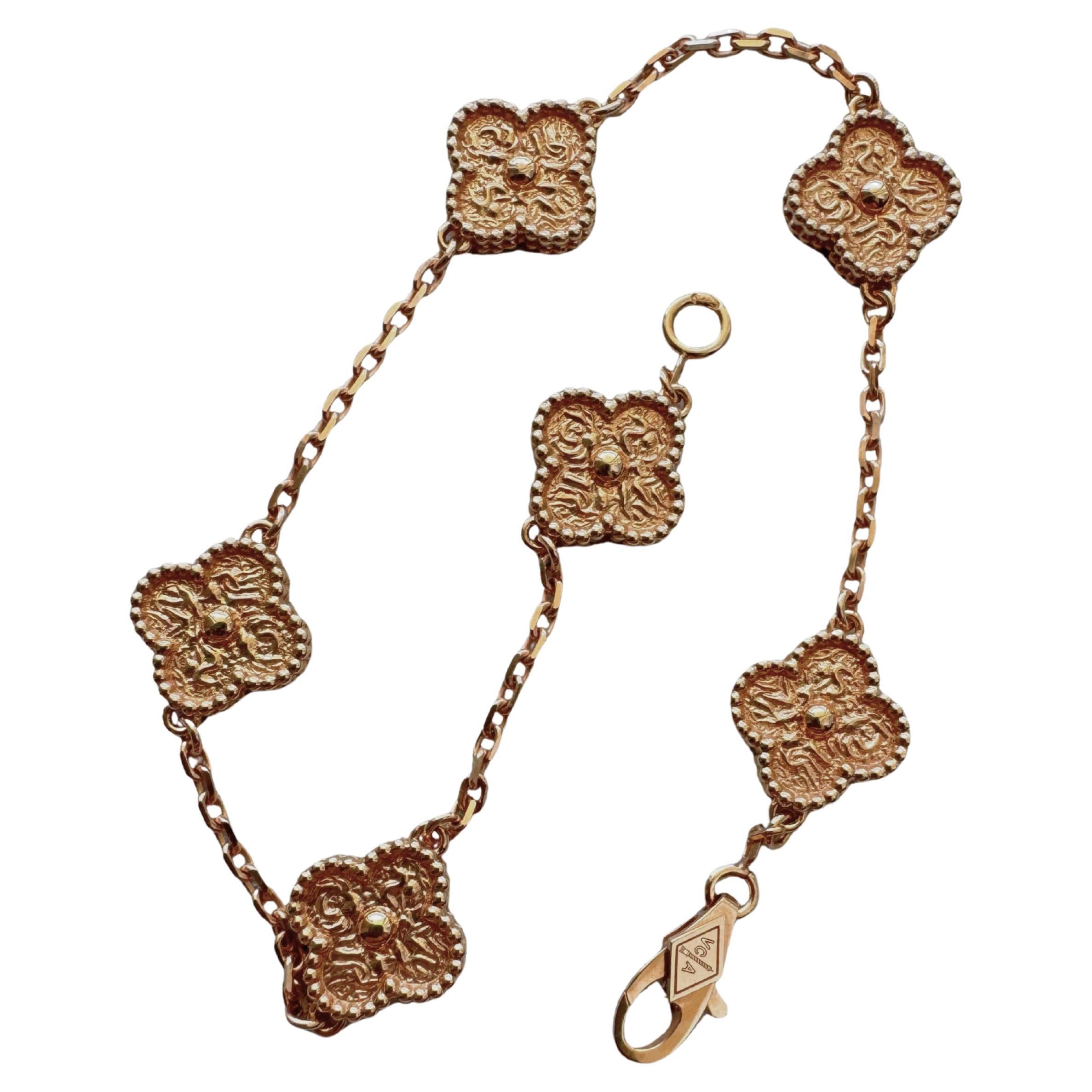 Van Cleef & Arpels Sweet Alhambra gehämmert Crush 6 Motiv 18K Rose Gold Armband im Angebot