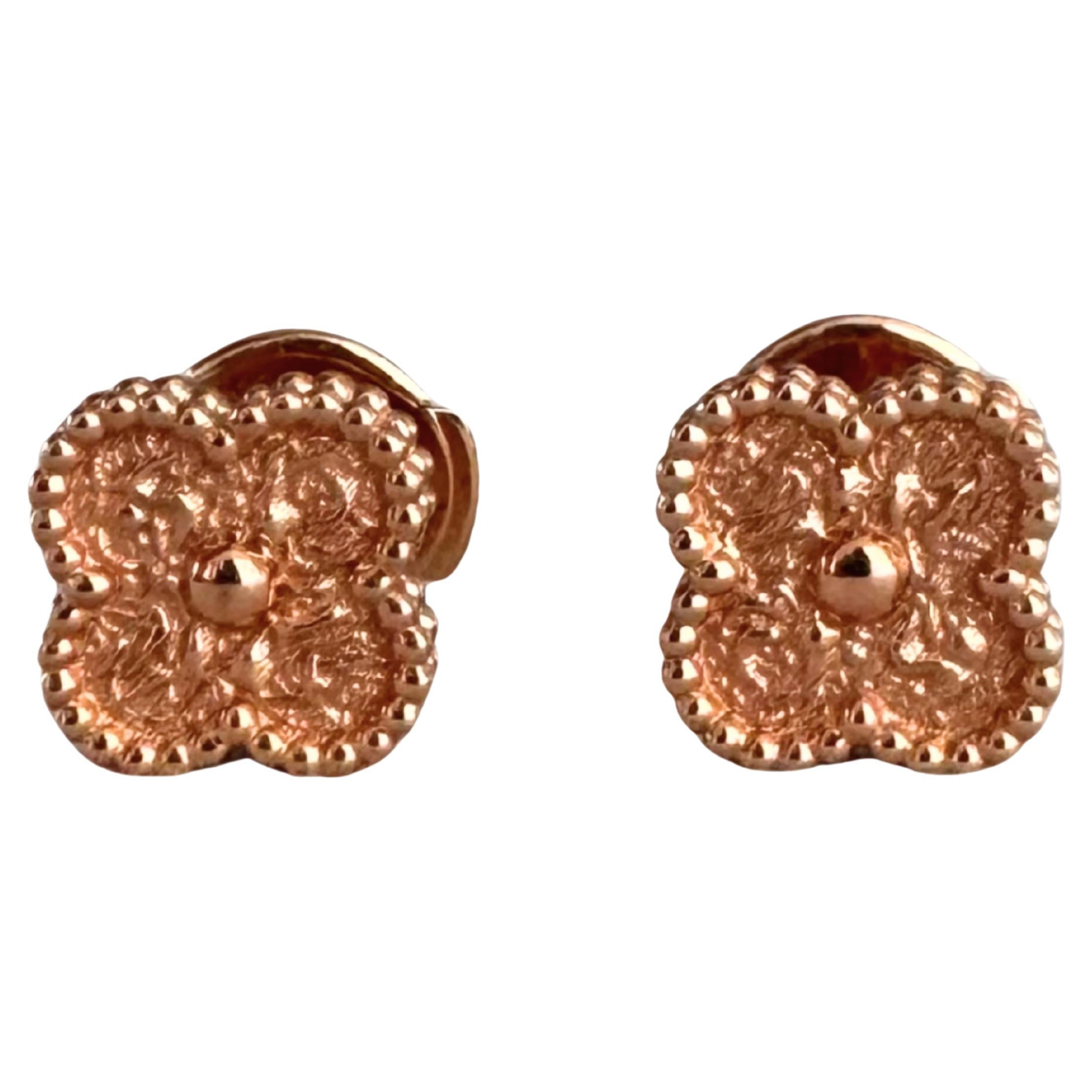 Van Cleef & Arpels Boucles d'oreilles Alhambra en or rose 18K martelé et écrasé en vente