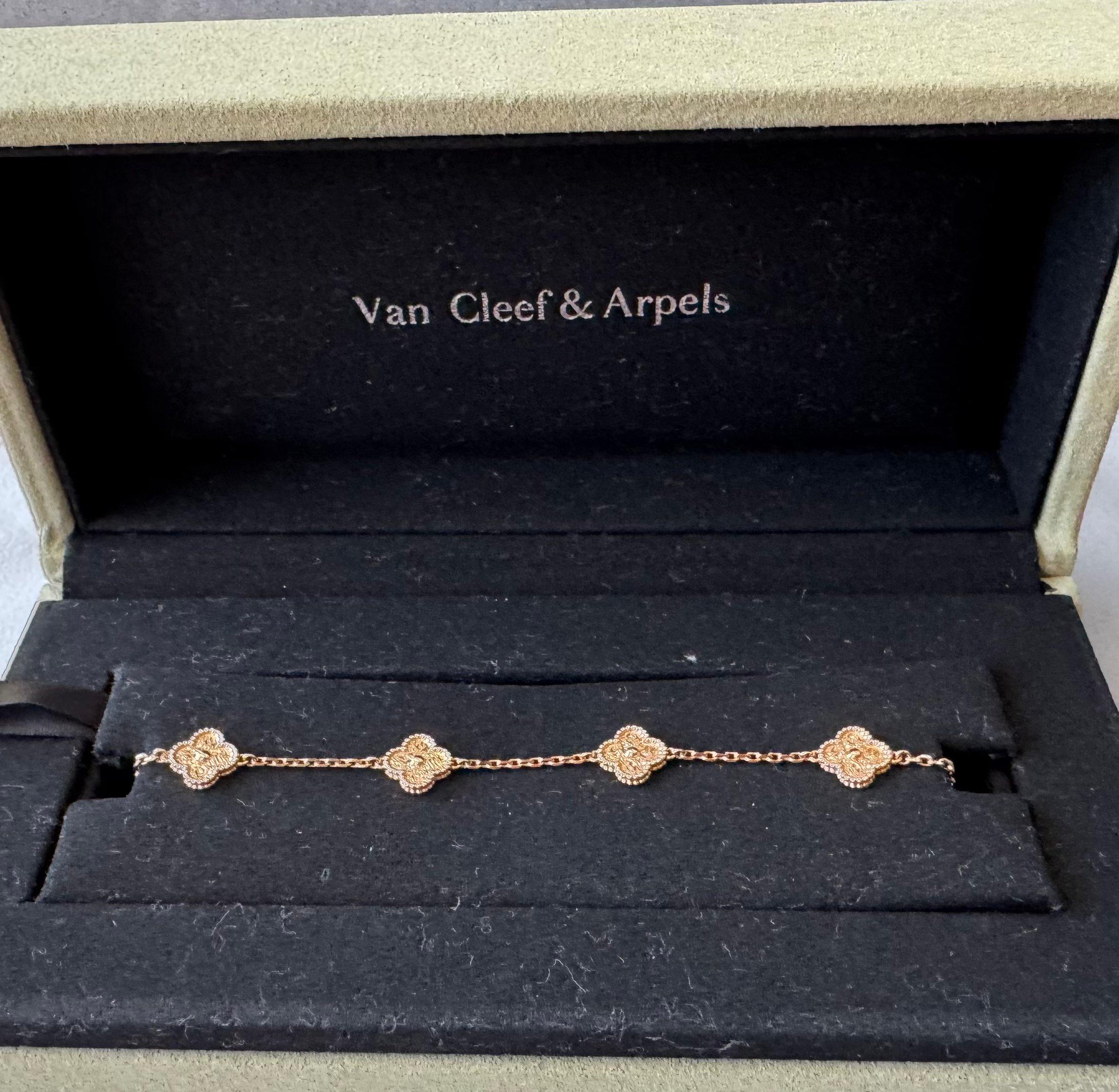Van Cleef & Arpels Dulce Alhambra Martillado Triturado 6 Motivos Pulsera de Oro Rosa en venta 5