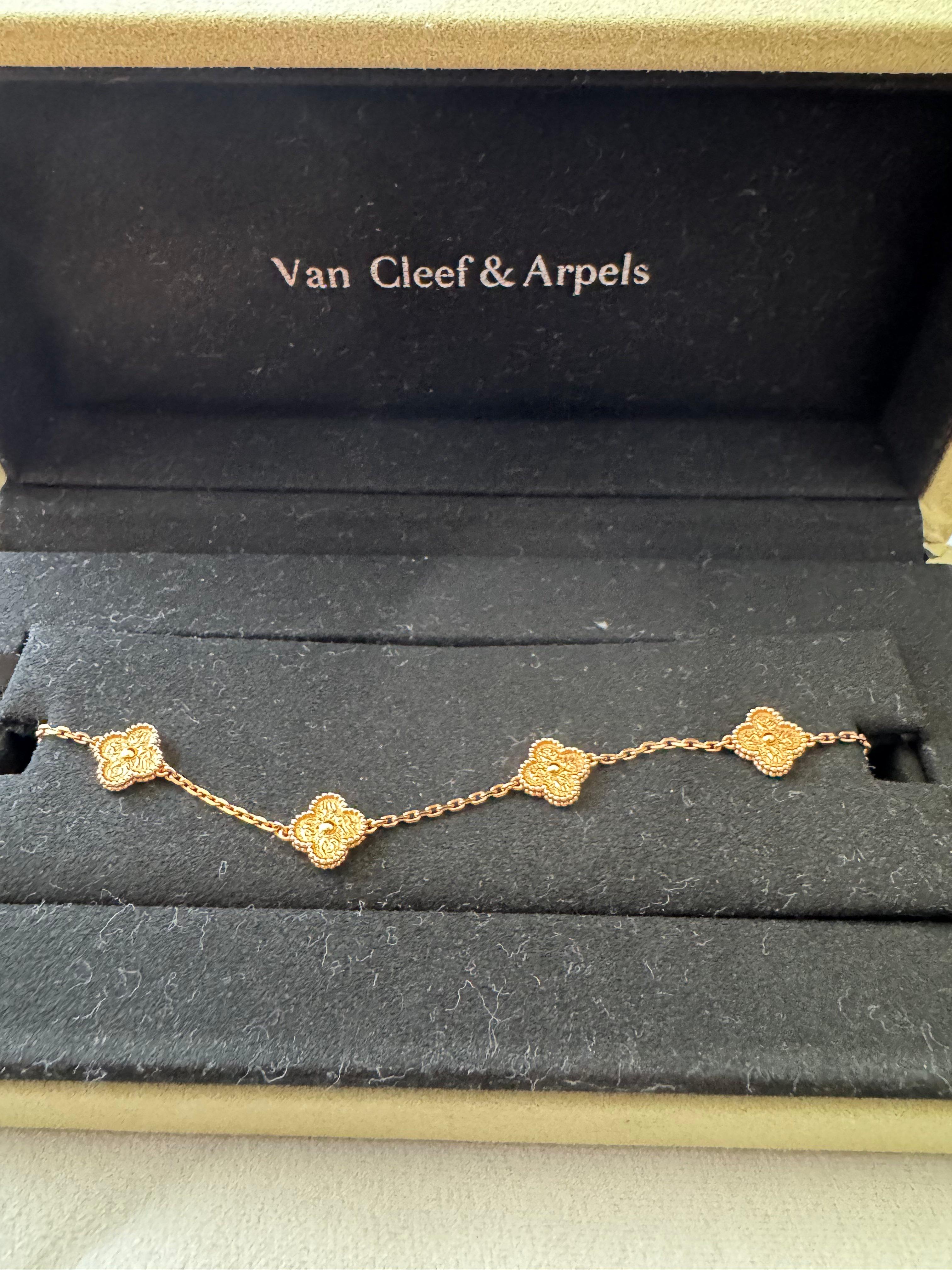 Van Cleef & Arpels Dulce Alhambra Martillado Triturado 6 Motivos Pulsera de Oro Rosa en venta 11