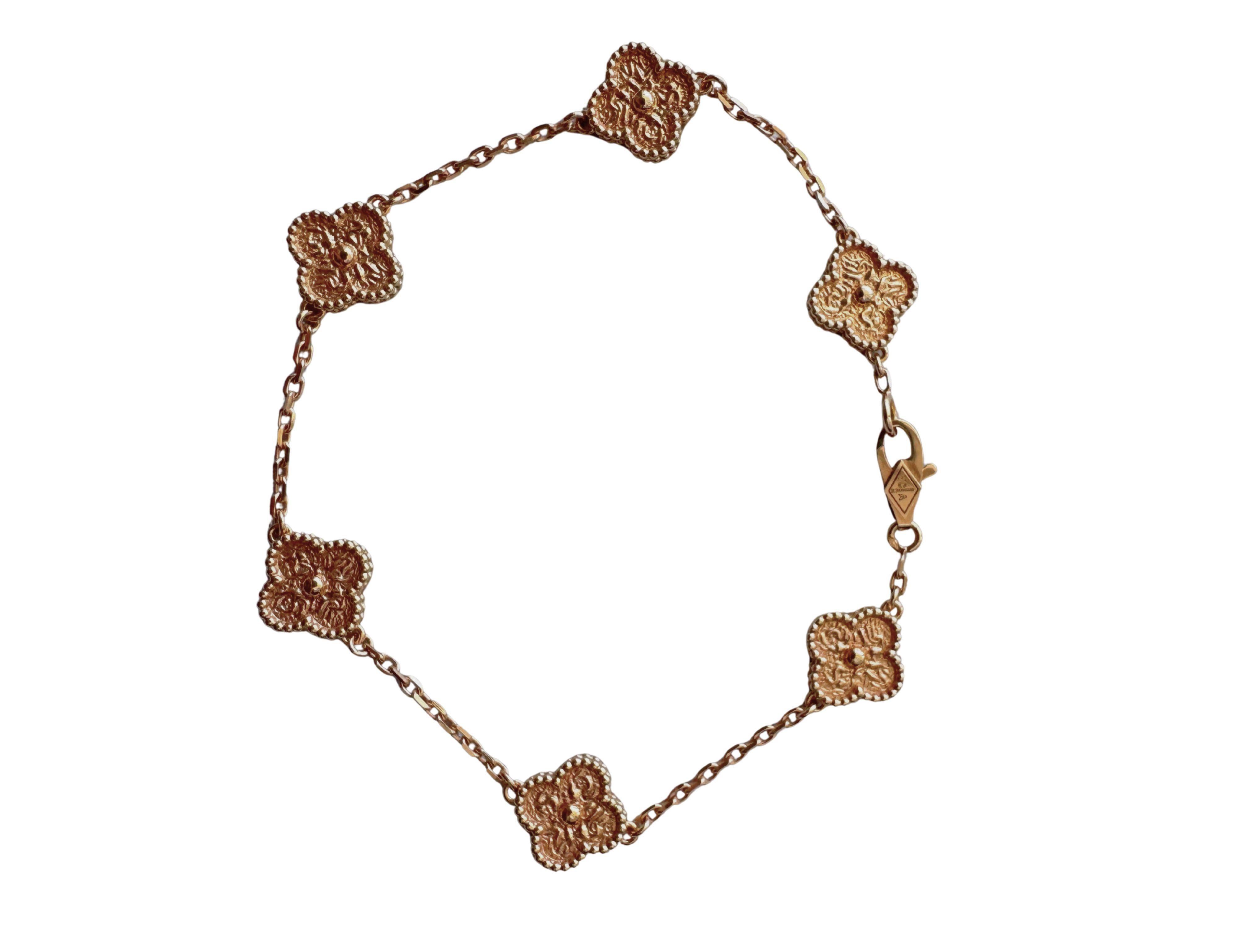 Van Cleef & Arpels Dulce Alhambra Martillado Triturado 6 Motivos Pulsera de Oro Rosa
Oro rosa de 18 quilates AU 750 
Preciosa pulsera de oro rosa con motivo martillado aplastado, de tacto mantecoso, pulido y brillante. Revisa todas las fotos y el
