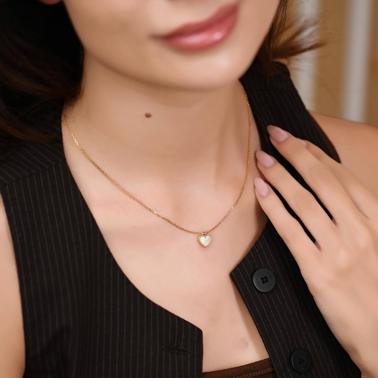 Van Cleef & Arpels Sweet Alhambra Heart Perlmutt-Anhänger aus 18K Gelbgold (Ungeschliffen) im Angebot