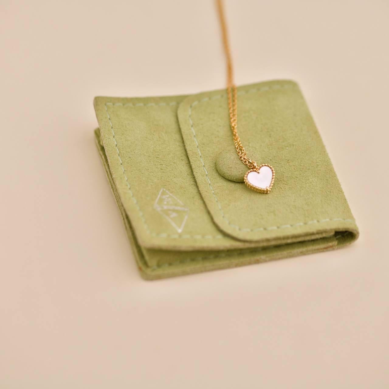 Van Cleef & Arpels Sweet Alhambra Heart Perlmutt-Anhänger aus 18K Gelbgold für Damen oder Herren im Angebot