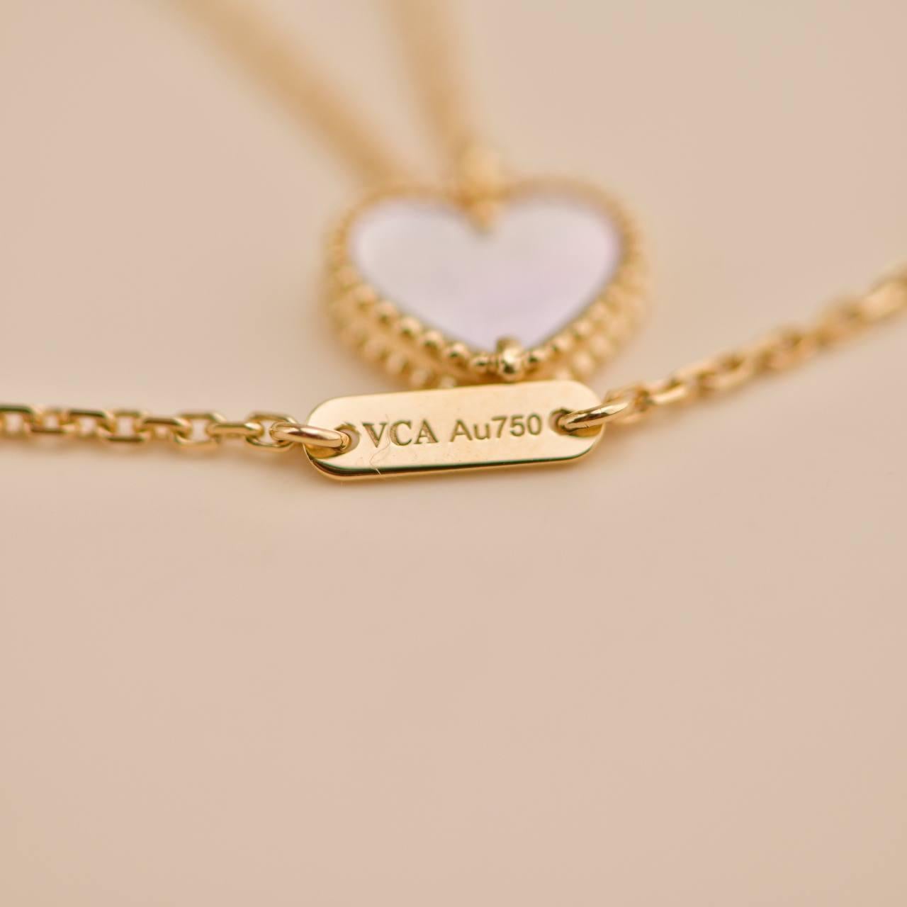Van Cleef & Arpels Sweet Alhambra Heart Perlmutt-Anhänger aus 18K Gelbgold im Angebot 4