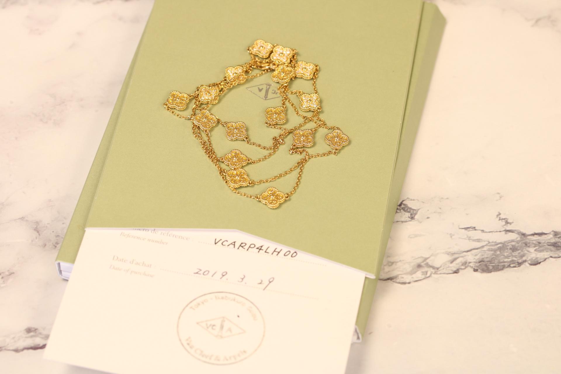 Sweet Alhambra long necklace featuring 16 motifs crafted in 18K yellow gold. 
CLASP: Hallmark clasp, extra small model made of 18K yellow gold. 
SIZE: Chain length is 32.28 inches.
Reference number: VCARP4LH00