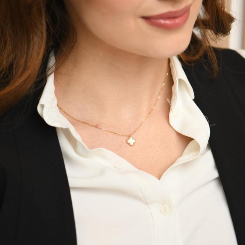 Grezzo Van Cleef & Arpels Collana con ciondolo in oro 18 carati Sweet Alhambra Mother of Pearl in vendita