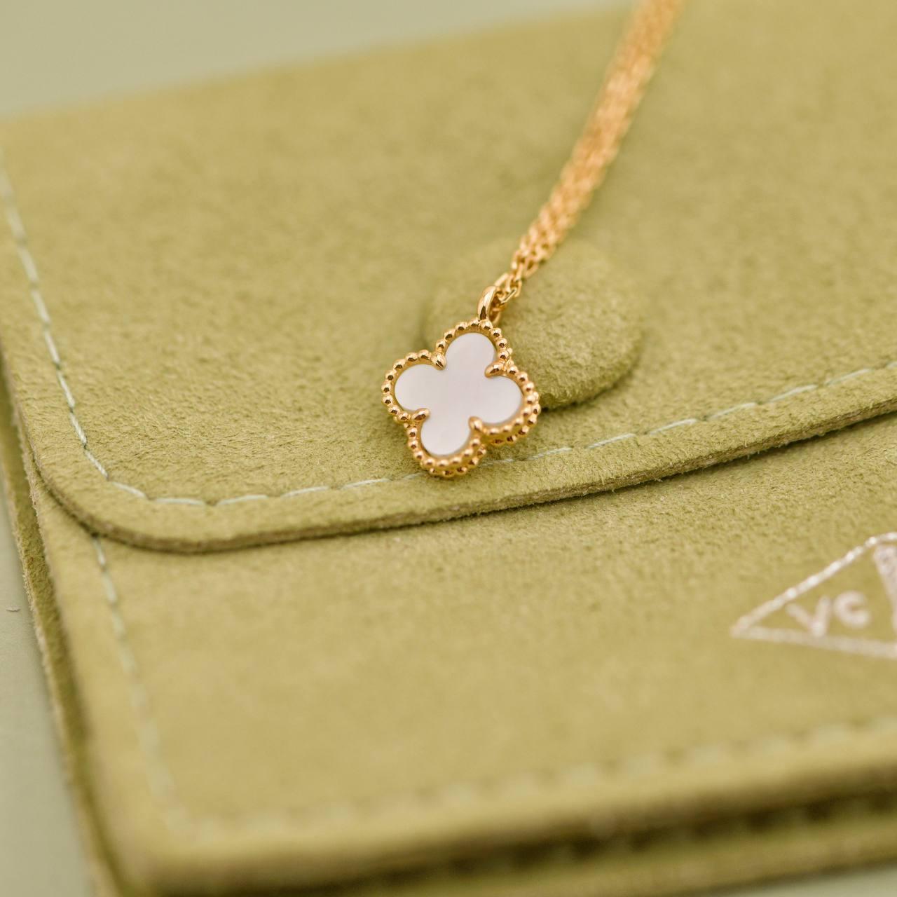 Van Cleef & Arpels Collana con ciondolo in oro 18 carati Sweet Alhambra Mother of Pearl In condizioni ottime in vendita a Banbury, GB