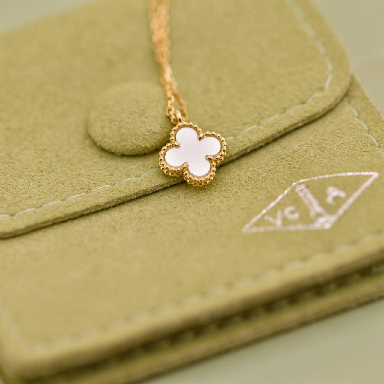 da uomo o donna Van Cleef & Arpels Collana con ciondolo in oro 18 carati Sweet Alhambra Mother of Pearl in vendita