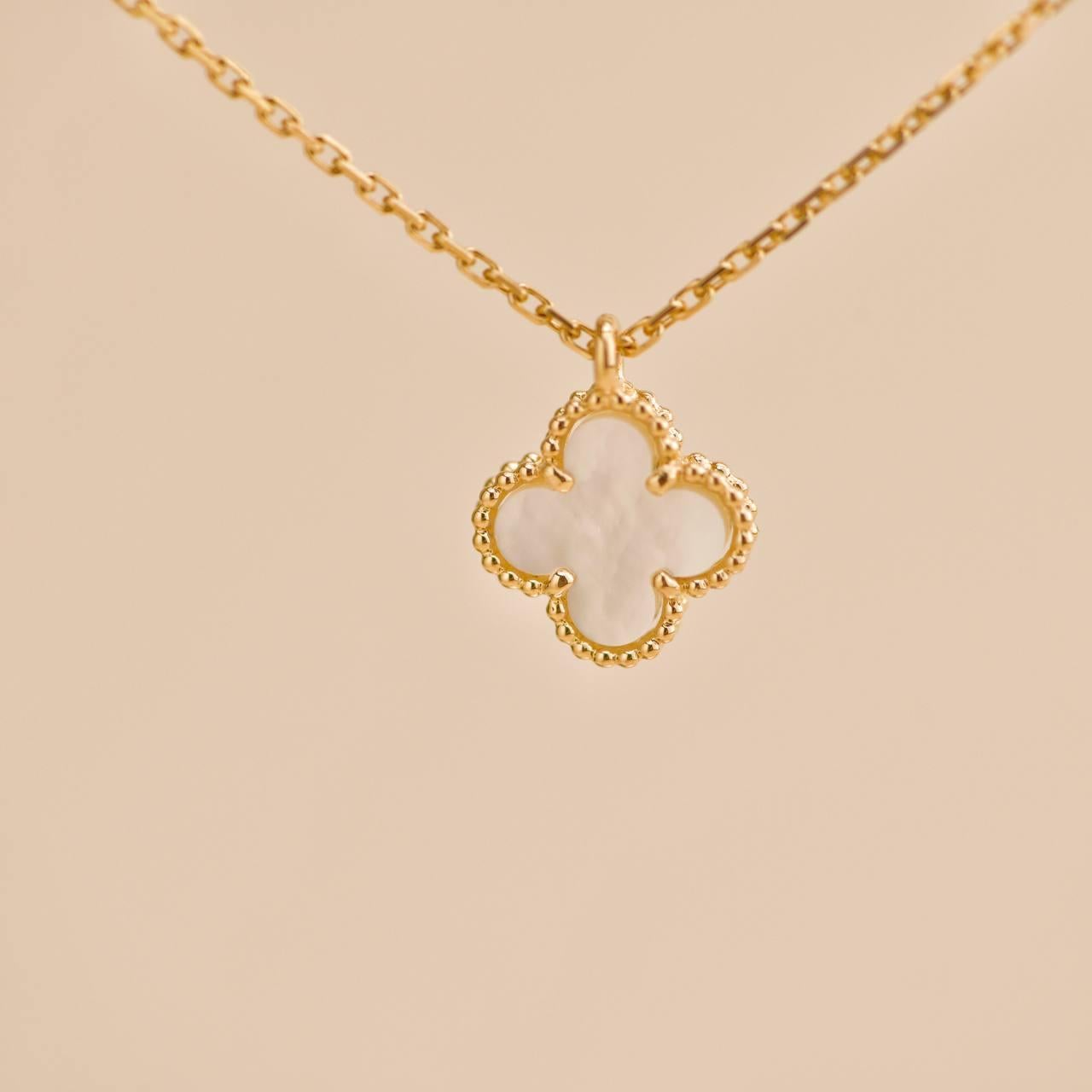 Van Cleef & Arpels Collana con ciondolo in oro 18 carati Sweet Alhambra Mother of Pearl in vendita 2