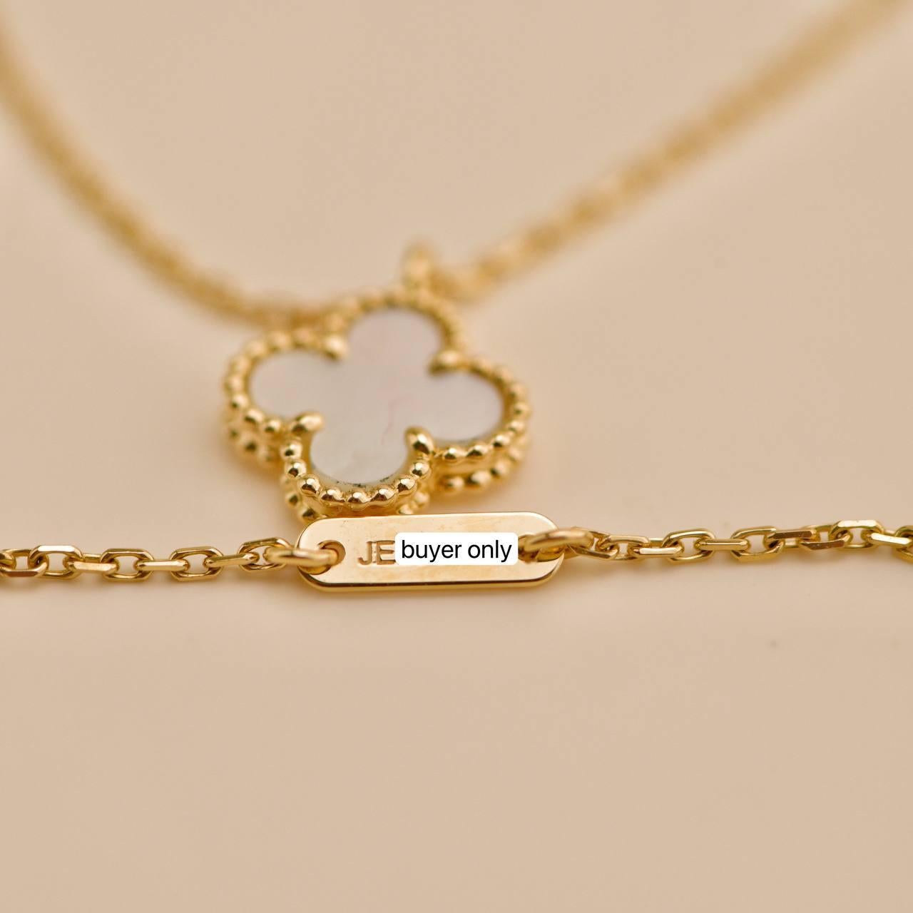 Van Cleef & Arpels Collana con ciondolo in oro 18 carati Sweet Alhambra Mother of Pearl in vendita 4