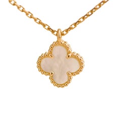 Van Cleef & Arpels Collier à pendentifs en or 18K nacre Sweet Alhambra