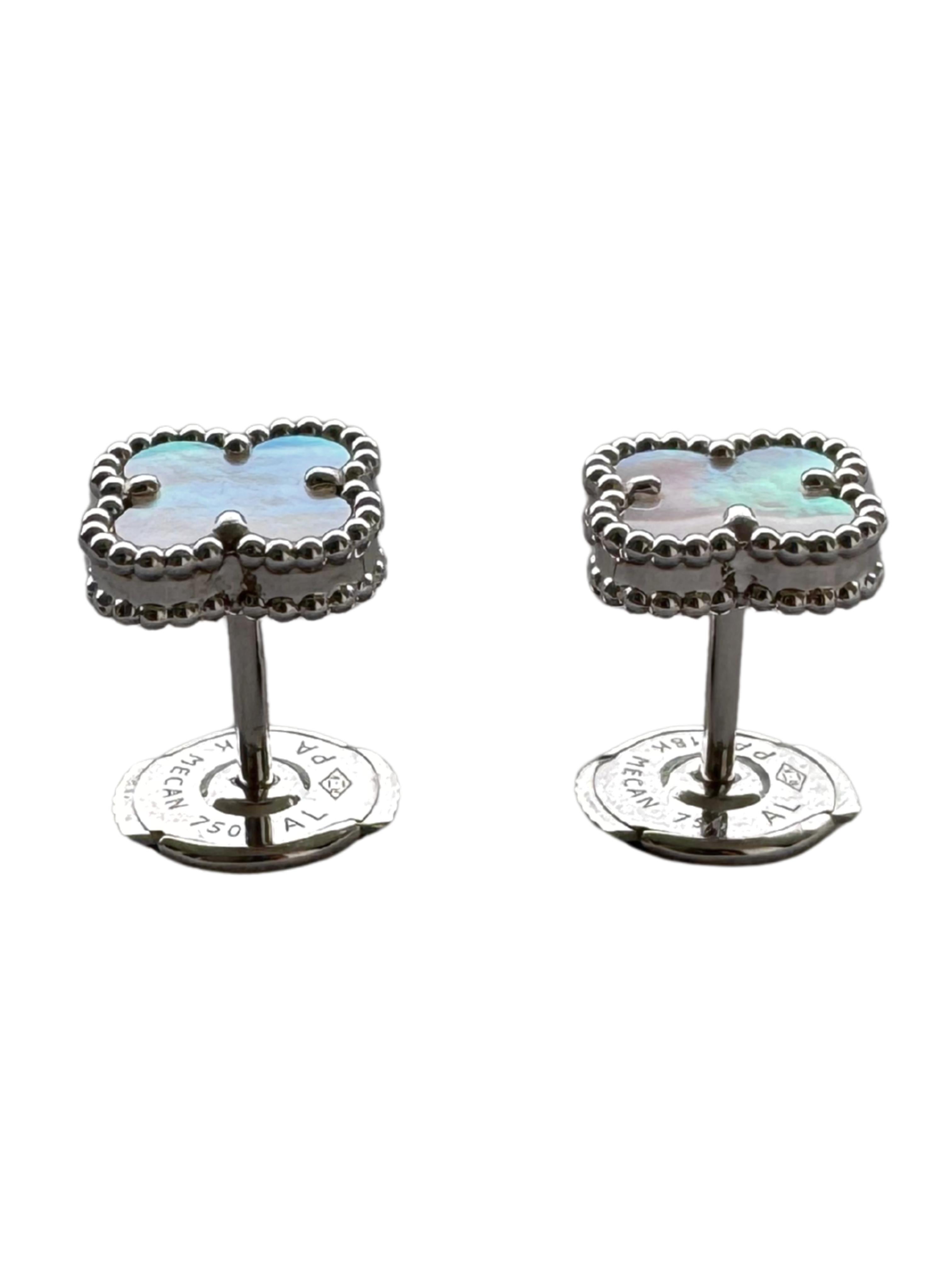 Van Cleef & Arpels Sweet Alhambra Perlmutt Ohrstecker aus 18K Weißgold im Angebot 4