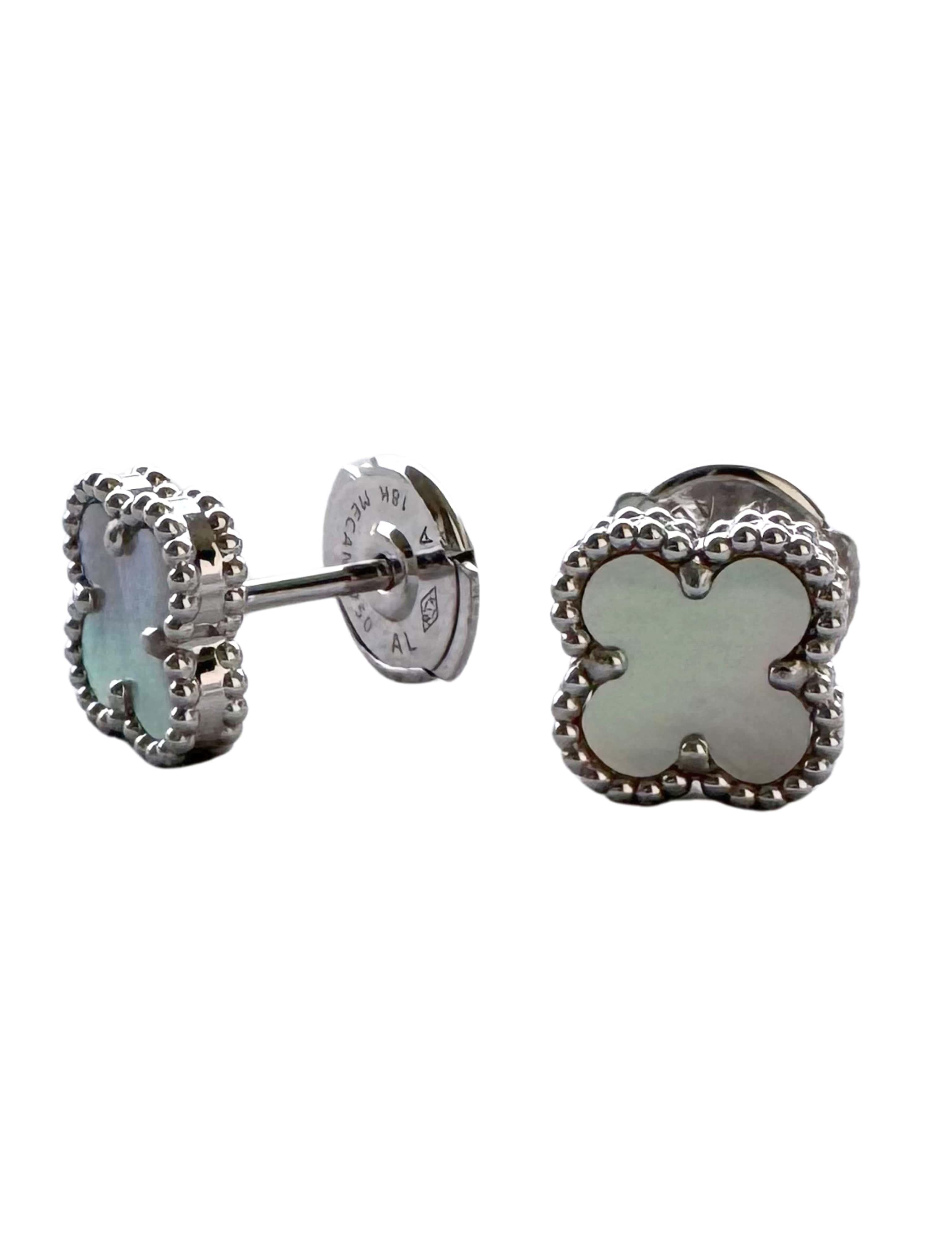 Van Cleef & Arpels Sweet Alhambra Perlmutt Ohrstecker aus 18K Weißgold im Angebot 1