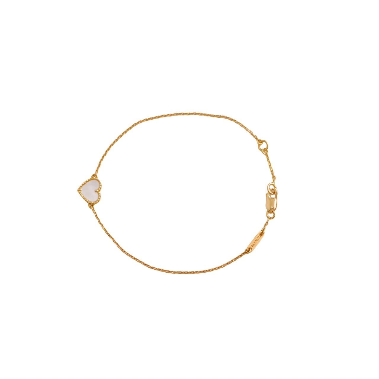 SKU	AT-2624
Comes With	Pouch Only
Model	VCARF68900
Serial Number	BL******
Metal	18k Yellow Gold
Stones	Mother of Pearl
Weight	Approximately 1.7 g
Length	Approximately 18 cm
Width	Approximately 1
