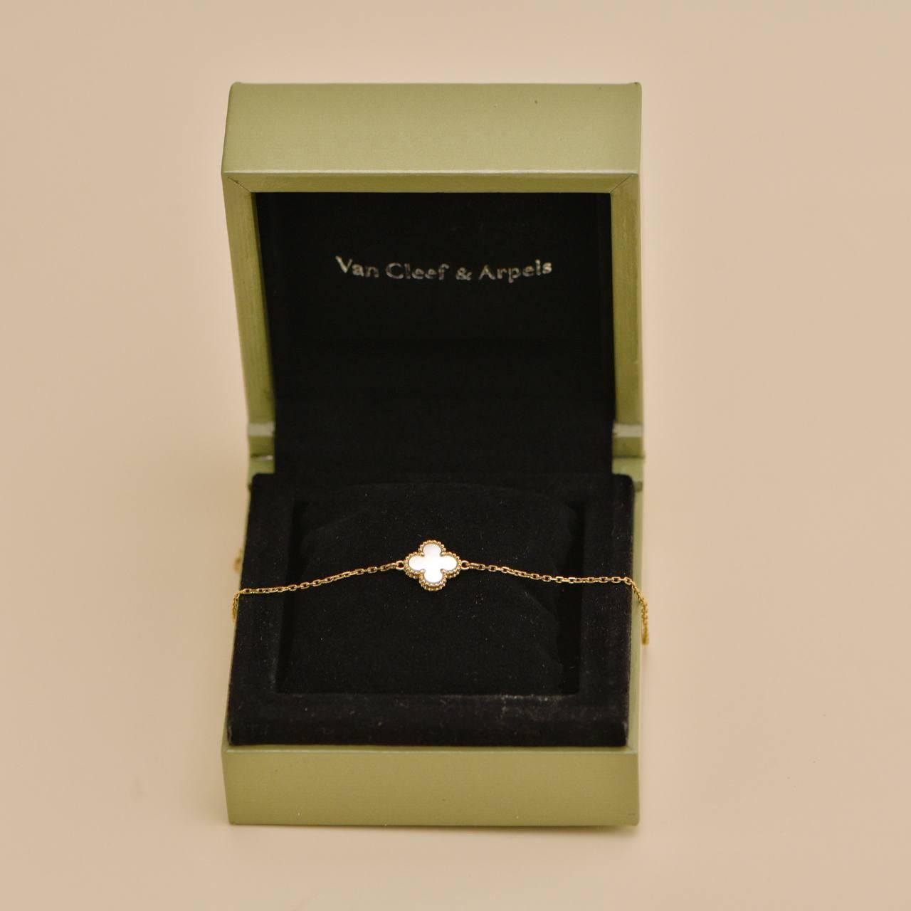 SKU	33301552
Comes With	Box Only
Date	2014
RRP	£1,360 Incl. Taxes / €1,600 Incl. Taxes / $1,540 Excl. Taxes
Model	VCARF68800
Serial Number	JE******
Metal	18k Yellow Gold
Stones	Mother of Pearl
Weight	Approximately 1.75 g
Length	Approximately 18.5