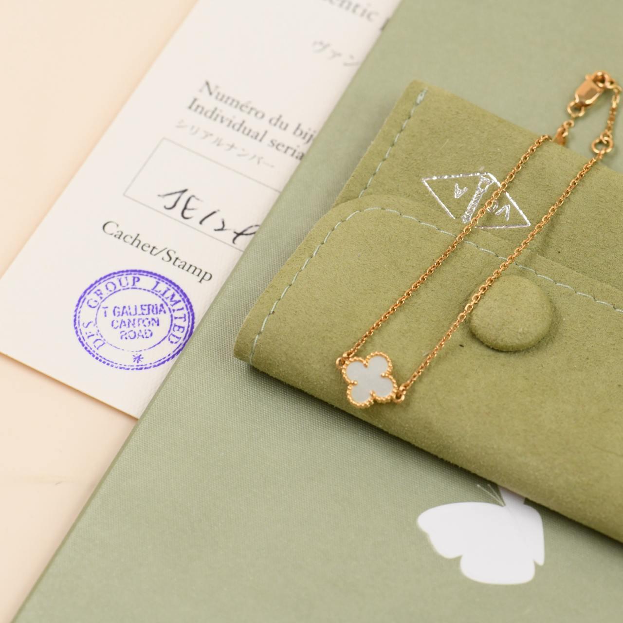 SKU	33301722
Livré avec	Set complet (pochette + carte)
Date	2014
RRP	£1,360 Incl. Taxes / €1,600 Incl. Taxes / $1,540 Excl. Taxes
Modèle	VCARF68800
Numéro de série	JE******
Métal	Or jaune 18k
Pierres	Nacre
Poids	Environ 1,84 g
Longueur	Environ 17,8