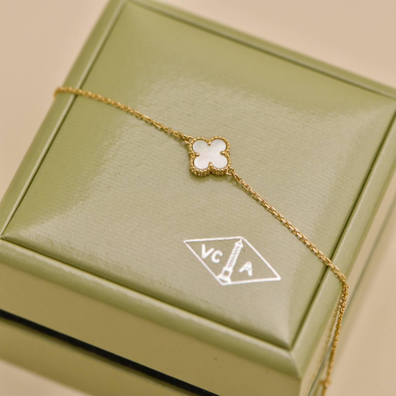 Van Cleef & Arpels Sweet Alhambra Mother of Pearl 18K Yellow Gold Bracelet In Excellent Condition In Banbury, GB