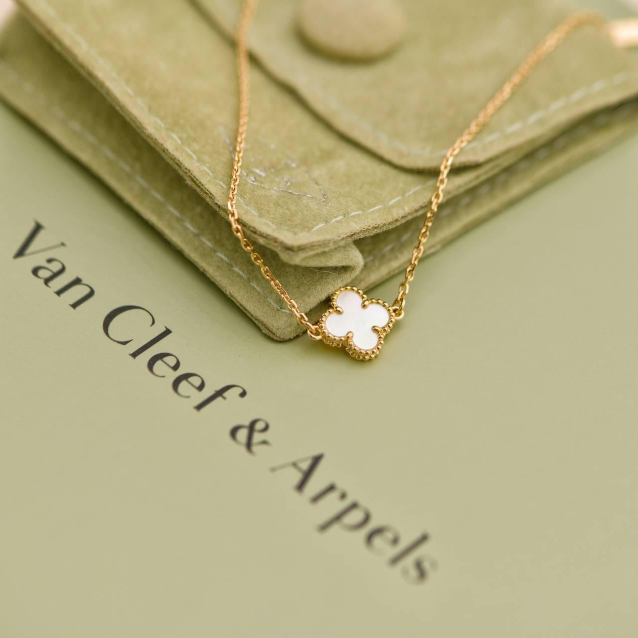 Van Cleef & Arpels Sweet Alhambra Bracelet en or jaune 18 carats et nacre Excellent état - En vente à Banbury, GB