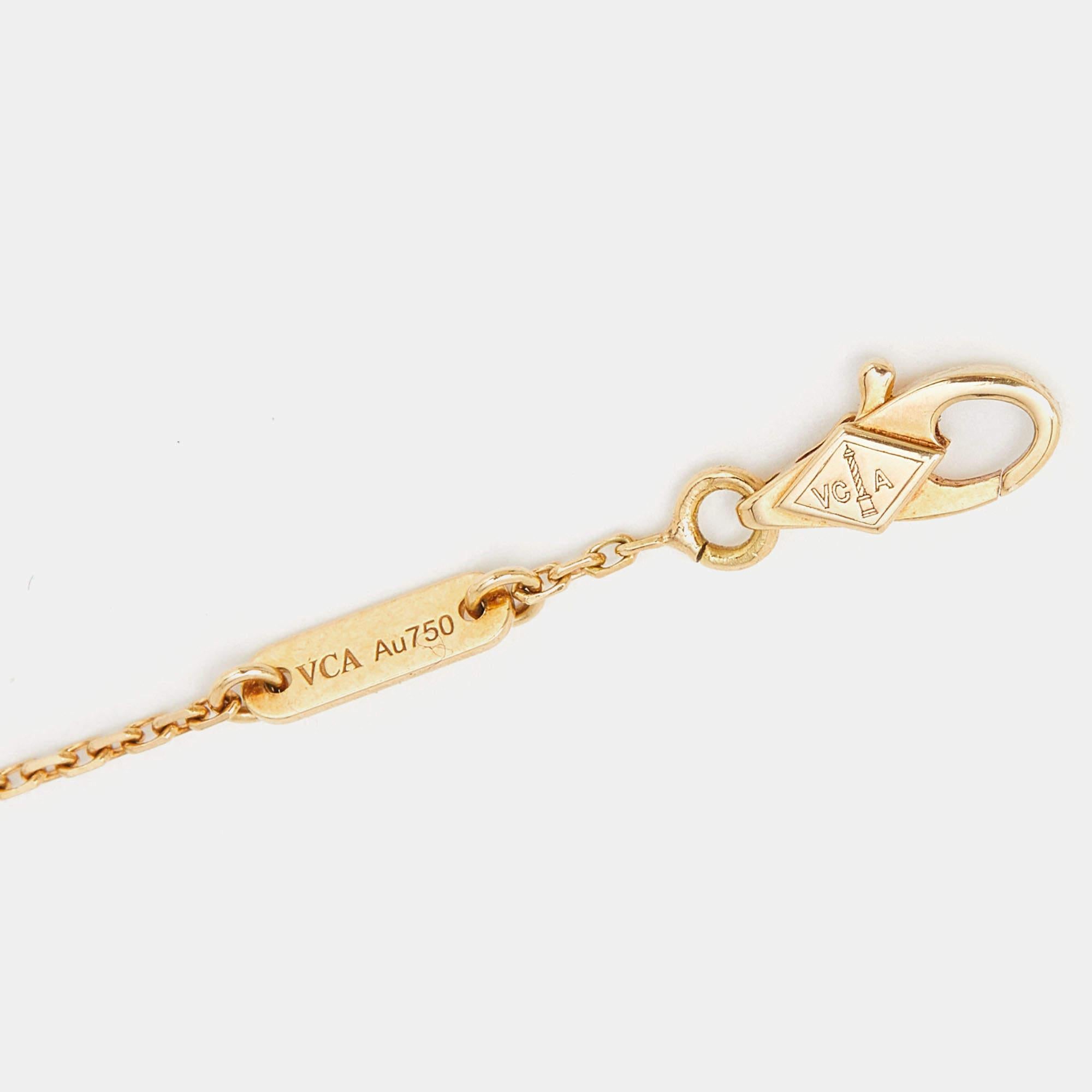 Van Cleef & Arpels Sweet Alhambra Mother of Pearl 18k Yellow Gold Bracelet In Good Condition In Dubai, Al Qouz 2