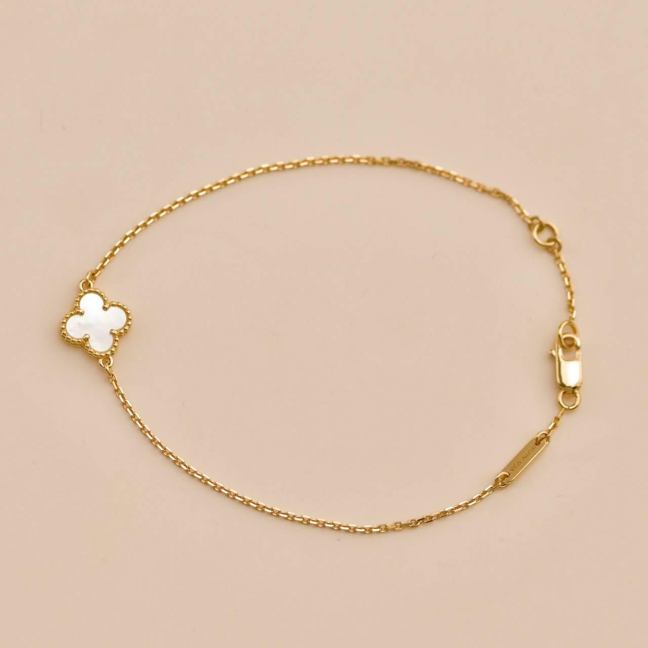Van Cleef & Arpels Sweet Alhambra Bracelet en or jaune 18 carats et nacre Unisexe en vente