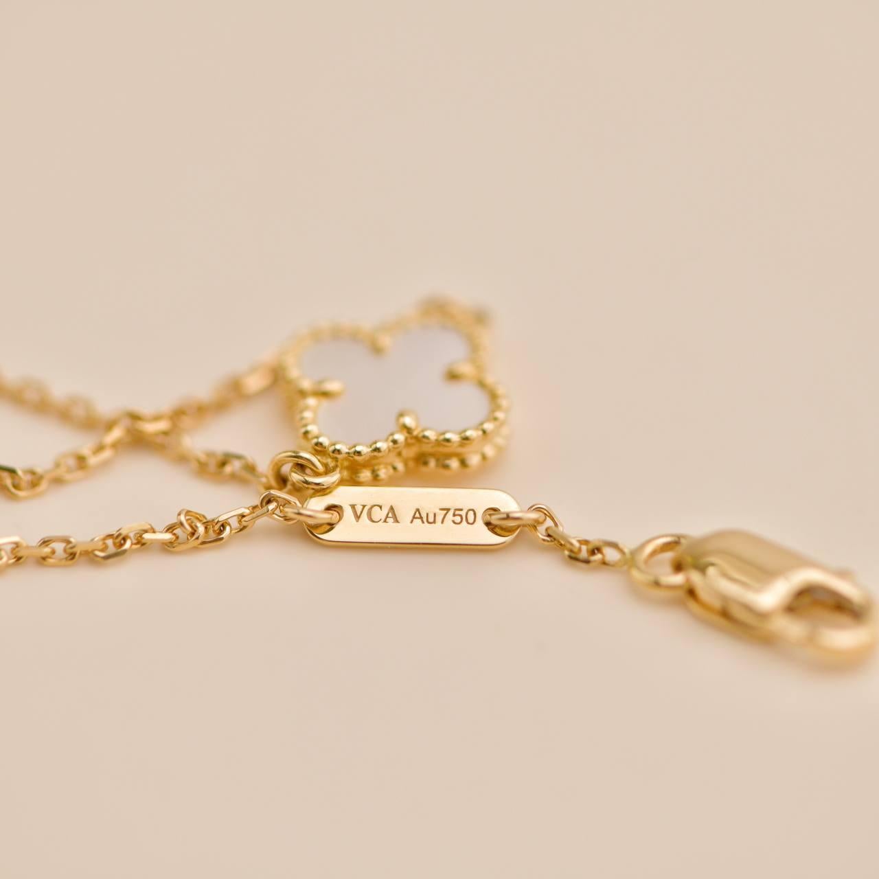 Van Cleef & Arpels Sweet Alhambra Bracelet en or jaune 18 carats et nacre en vente 2