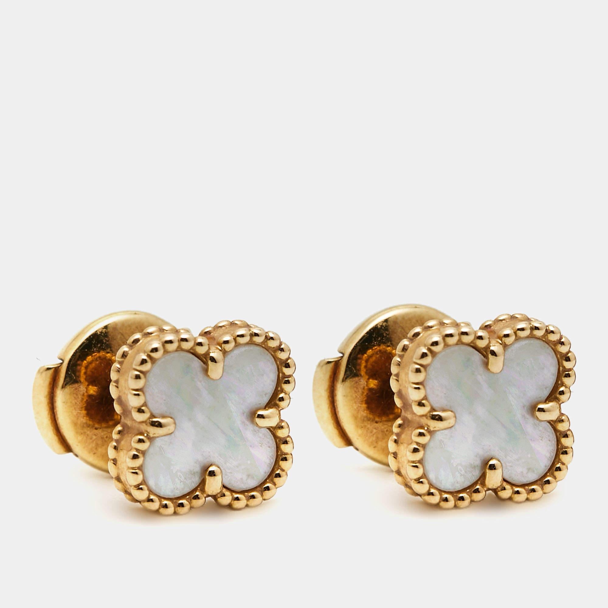 Part of the Sweet Alhambra collection, these Van Cleef & Arpels earrings are dainty beauties that will elevate any outfit. The four-leaf clover design is designed with 18k yellow gold and has mother-of-pearl inlay.

Includes
Original Case