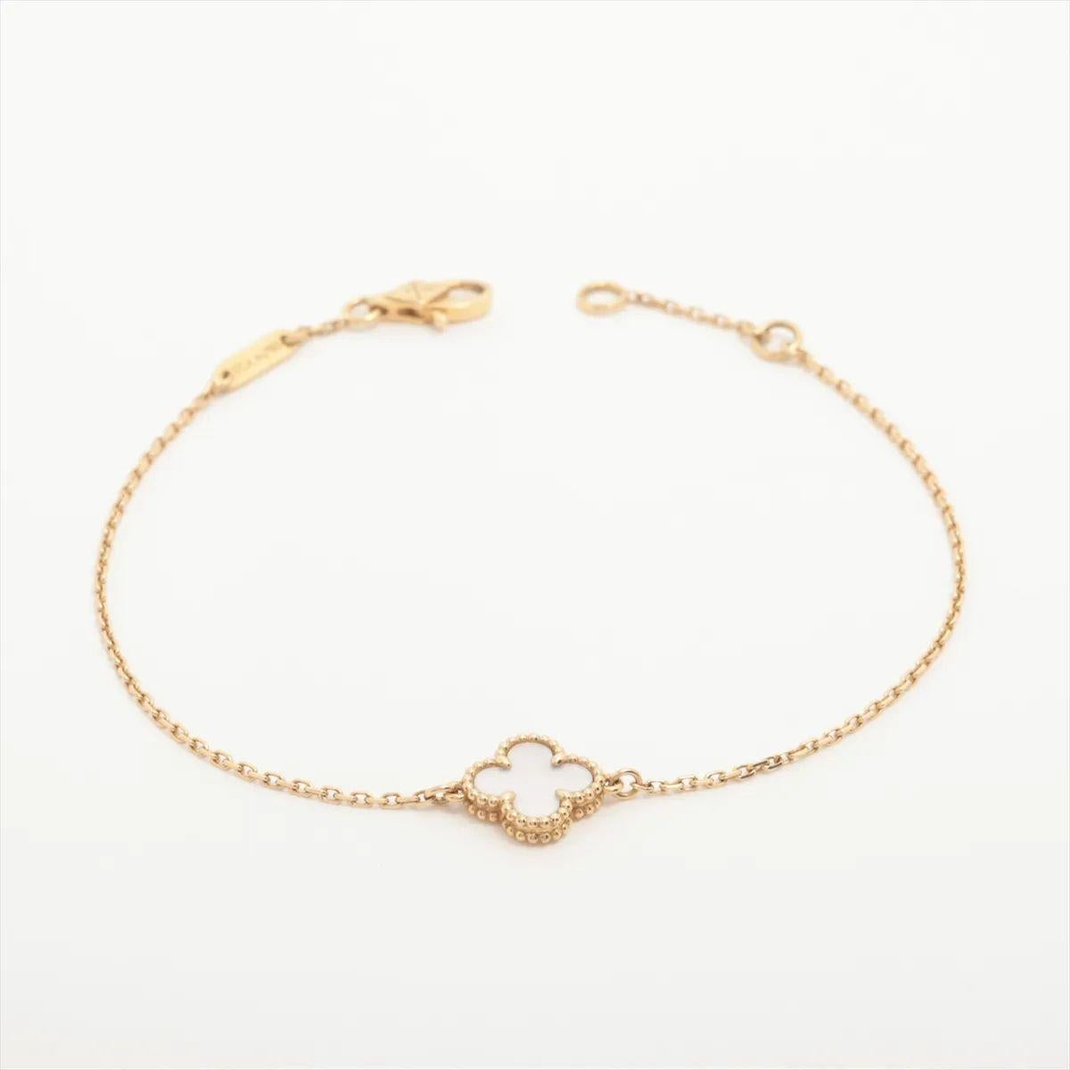 Il bracciale Van Cleef & Arpels Sweet Alhambra Shell è una delicata espressione del design iconico e dell'eleganza senza tempo della Maison. Realizzato in pregiato oro giallo, presenta il motivo del trifoglio Sweet Alhambra ornato da una conchiglia
