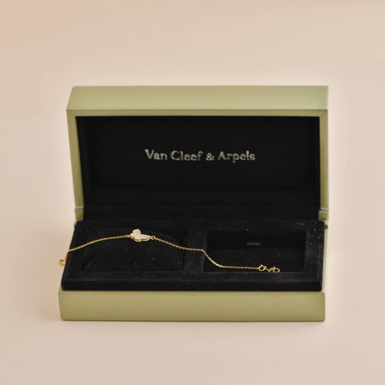 SKU	AT-2628
Comes With	Box Only
Date        Circa 2015
RRP	£1,300 Incl. taxes / €1,530  Incl. taxes / $ 1,420 Excluding taxes
Model	VCARF80400
Serial Number	JE******
Metal	18k Yellow Gold
Stones	Mother of Pearl
Weight	Approximately 1.86
