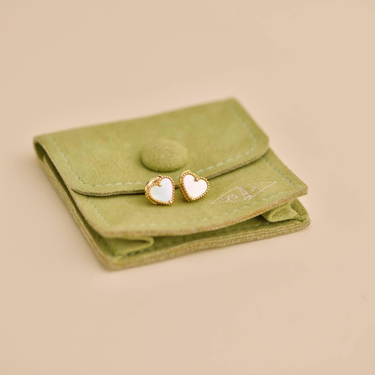 Van Cleef & Arpels Sweet Alhambra Mother of Pearl Heart 18K Yellow Gold Earrings In Excellent Condition For Sale In Banbury, GB