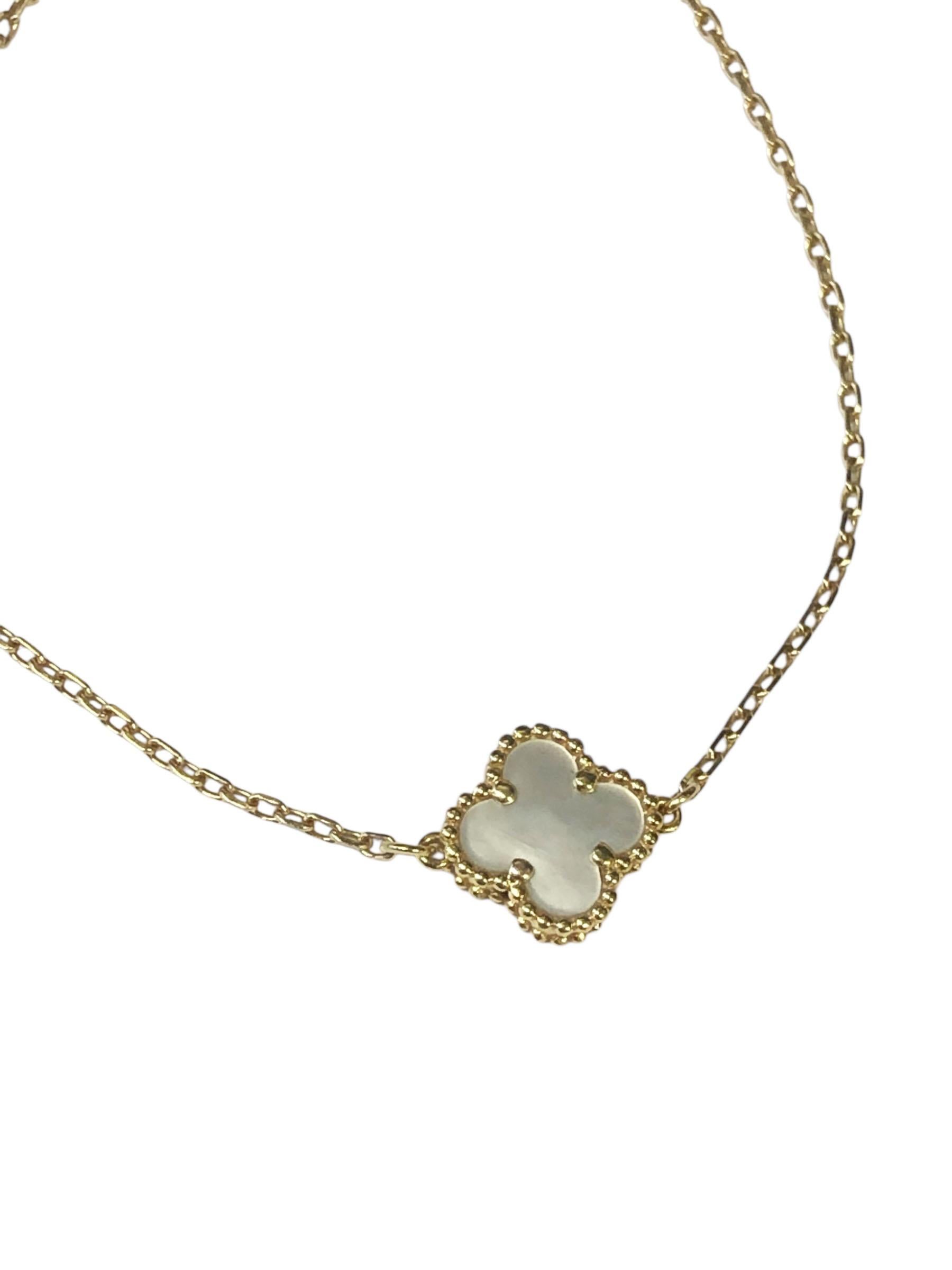 Van Cleef & Arpels Sweet Alhambra Mother of Pearl single Motif Bracelet In Excellent Condition For Sale In Chicago, IL