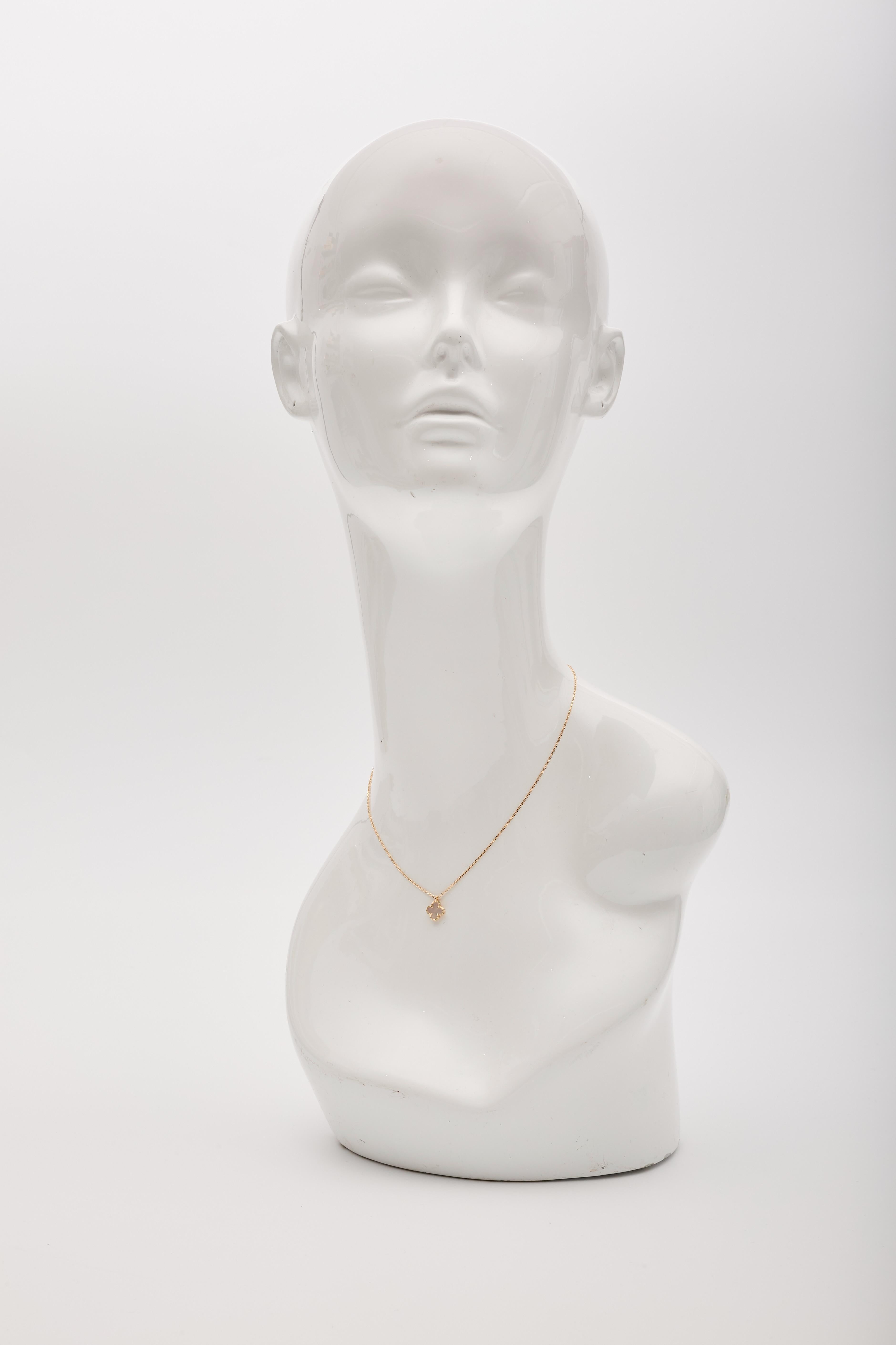 Van Cleef & Arpels Sweet Alhambra Pendant Gold Mother-of-pearl In Excellent Condition For Sale In Montreal, Quebec