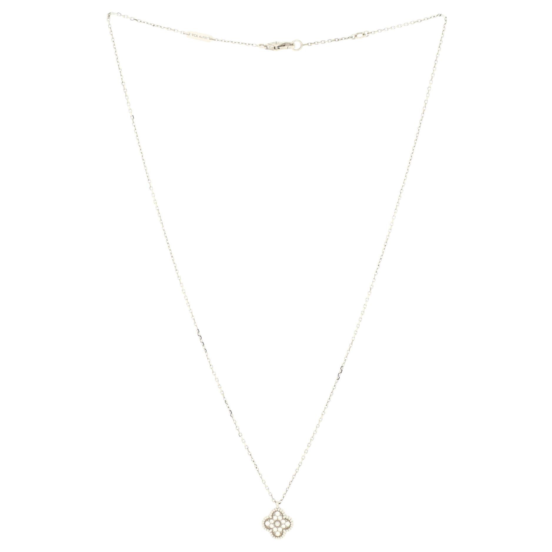 Van Cleef & Arpels, collier pendentif Sweet Alhambra en or blanc 18 carats et diamants Bon état à New York, NY