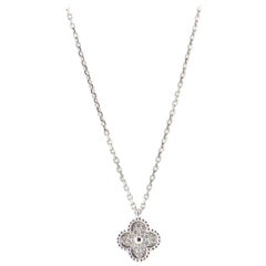 Van Cleef & Arpels Collier à pendentif "Sweet Alhambra" en or blanc 18 carats avec diamants