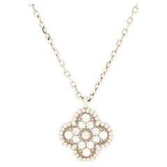 Van Cleef & Arpels, collier pendentif Sweet Alhambra en or blanc 18 carats et diamants