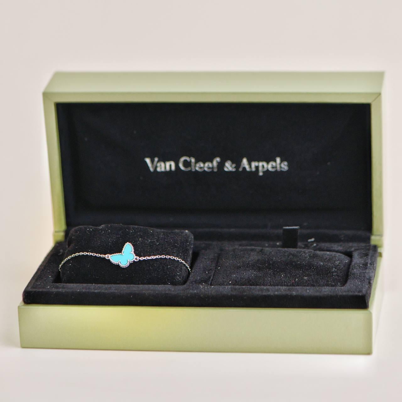 SKU	33301101
Comes With	Box Only
Date	2013
Model	VCARF80400
Serial Number	JE******
Metal	18k White Gold
Stones	Turquoise
Weight	Approximately 1.9 g
Length	Approximately 18 cm
Width	Approximately 1