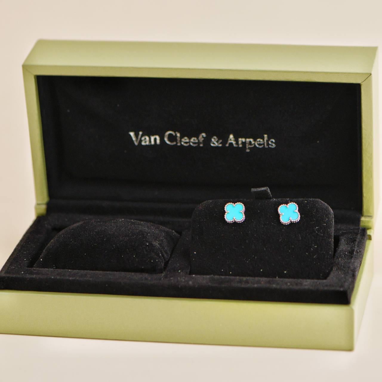 SKU	33301103
Comes With	Box Only
Date	2018
Model	VCARA44500
Retail Price: £3,250 Including taxes/3.950 € Including taxes/$ 3,550 Excluding taxes
Serial Number	JA******
Metal	18k White Gold
Stones	Turquoise
Weight	Approximately 2.6