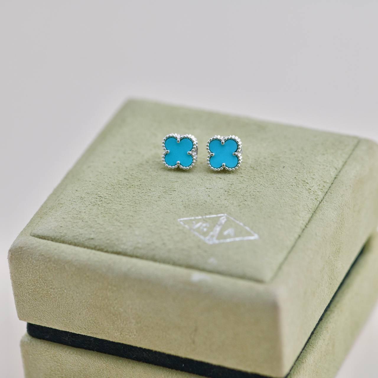 Van Cleef & Arpels Sweet Alhambra, boucles d'oreilles en or blanc 18 carats Excellent état - En vente à Banbury, GB