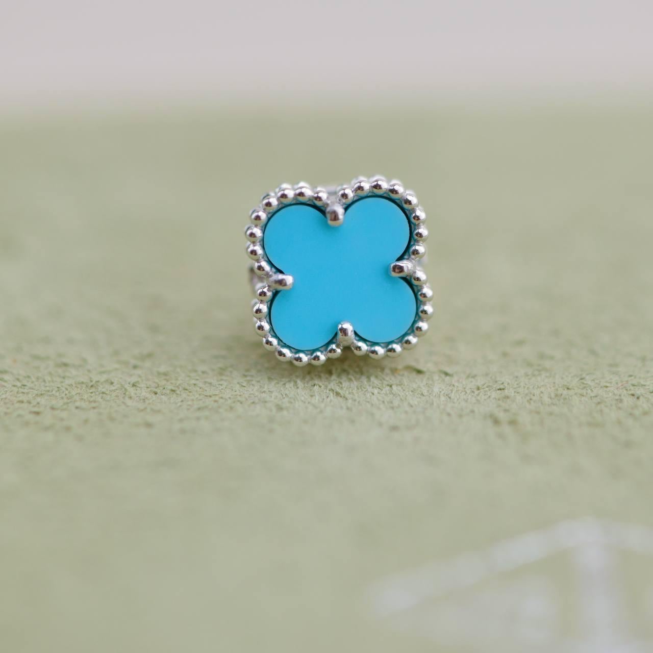 Van Cleef & Arpels Sweet Alhambra, boucles d'oreilles en or blanc 18 carats Unisexe en vente