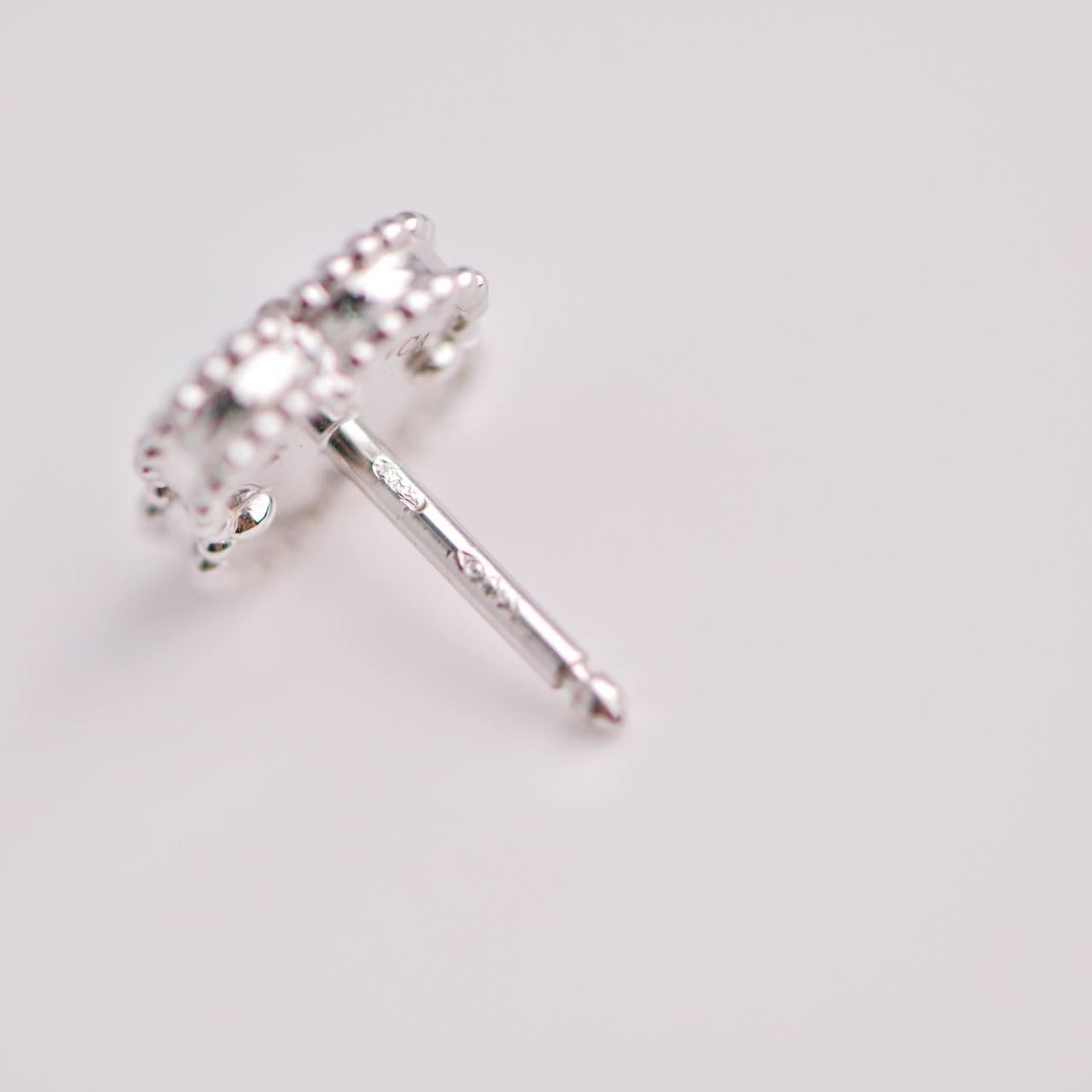 Van Cleef & Arpels Süße Alhambra-Ohrstecker aus 18 Karat Weißgold mit Türkis für Damen oder Herren