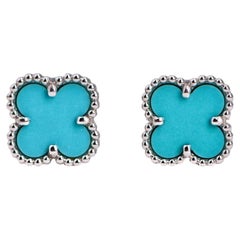 Van Cleef & Arpels Boucles d'oreilles Sweet Alhambra en or blanc 18 carats et turquoise