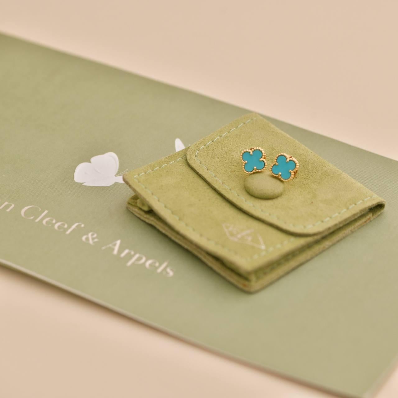 Trouvaille rare

SKU	33301666
Livré avec	Set complet (pochette + carte)
Date	2013
Modèle	VCARD25600
Numéro de série	JB******
Métal	Or jaune 18k
Pierres	Turquoise
Poids	Environ 2.53 g
Largeur	Environ 0,9