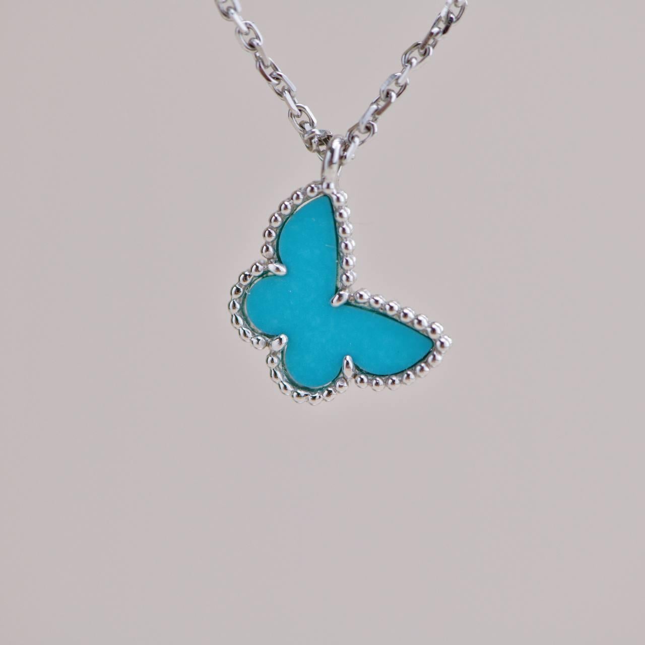 Van Cleef & Arpels Sweet Alhambra Türkis Schmetterling 18K Weißgold Halskette im Zustand „Hervorragend“ im Angebot in Banbury, GB