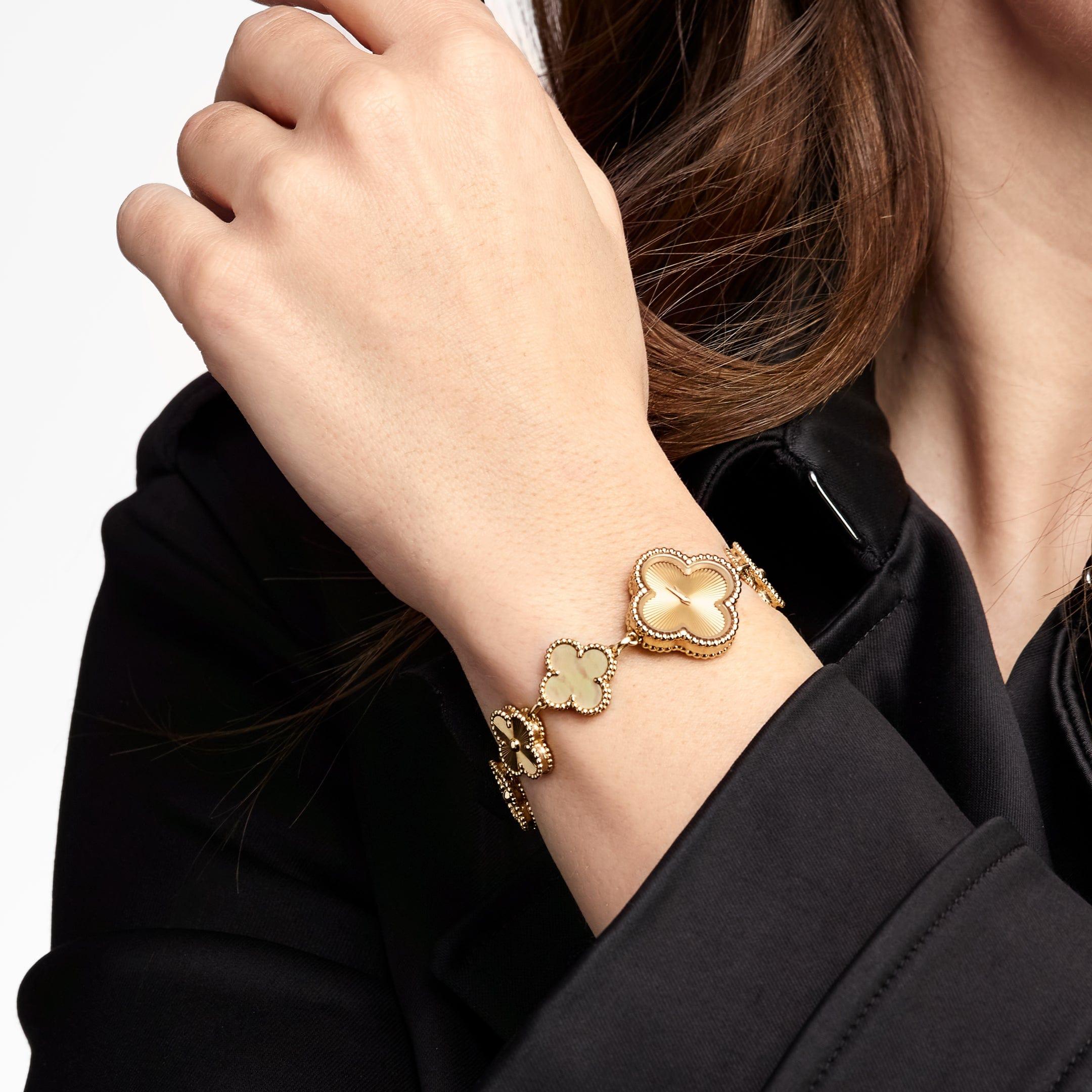 Jewels Aficionado propone l'orologio Van Cleef & Arpels Sweet Alhambra VCARO8WW00 Diamond Mother-of-Pearl (2023) che presenta l'iconico motivo Alhambra con accenti di diamanti e un quadrante in madreperla. Incastonato nell'oro bianco, questo